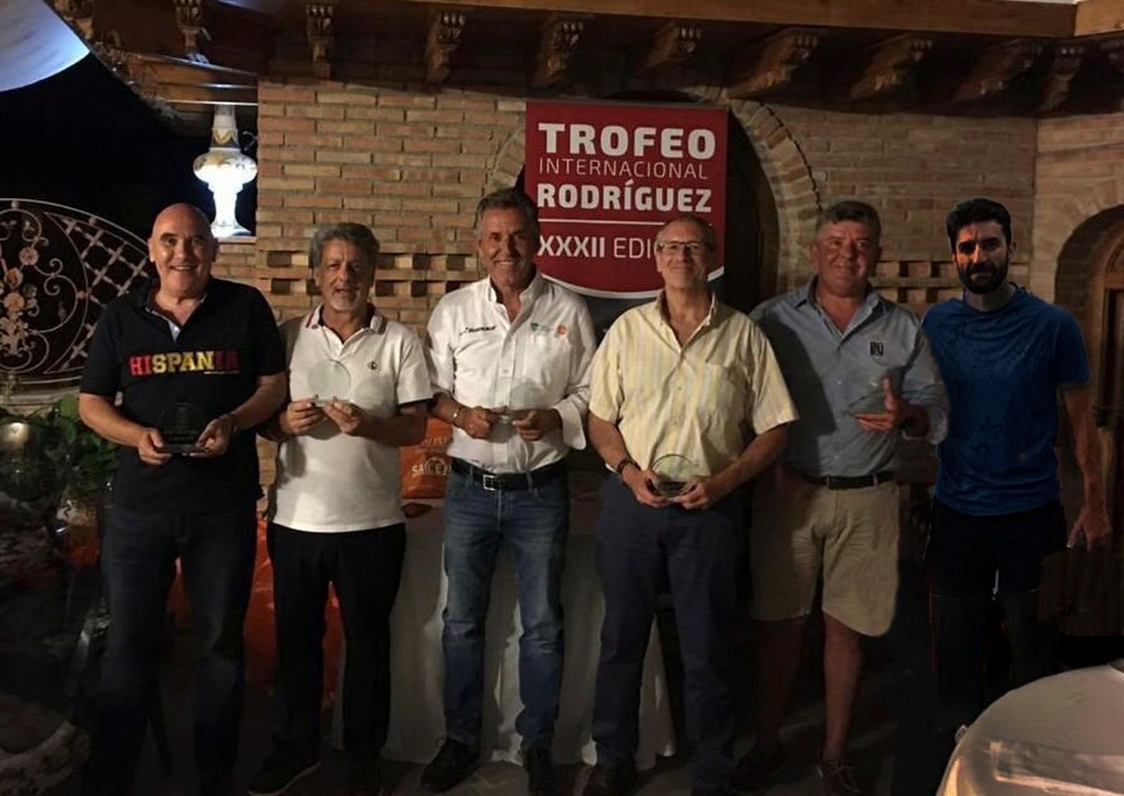 El equipo ganador, durante la entrega de trofeos