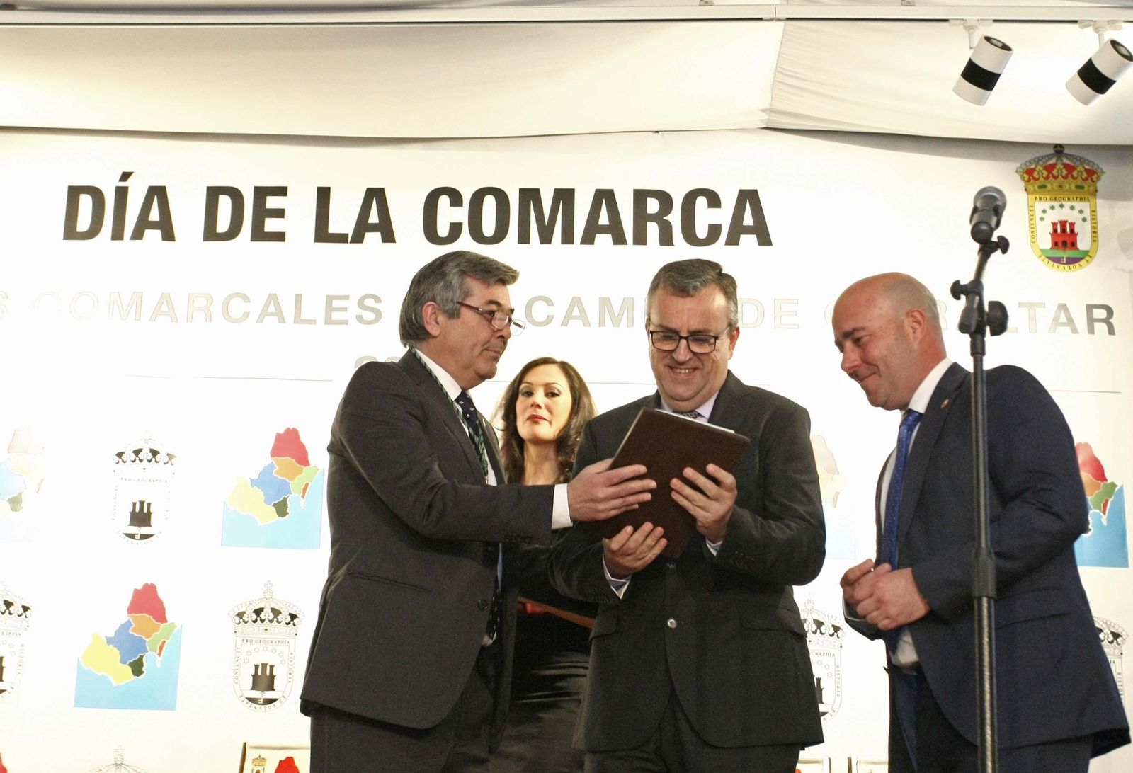 Luis Ángel Fernández, presidente de la Mancomunidad, entrega la Mención Especial a Ángel Gavino y Nacho Macías.