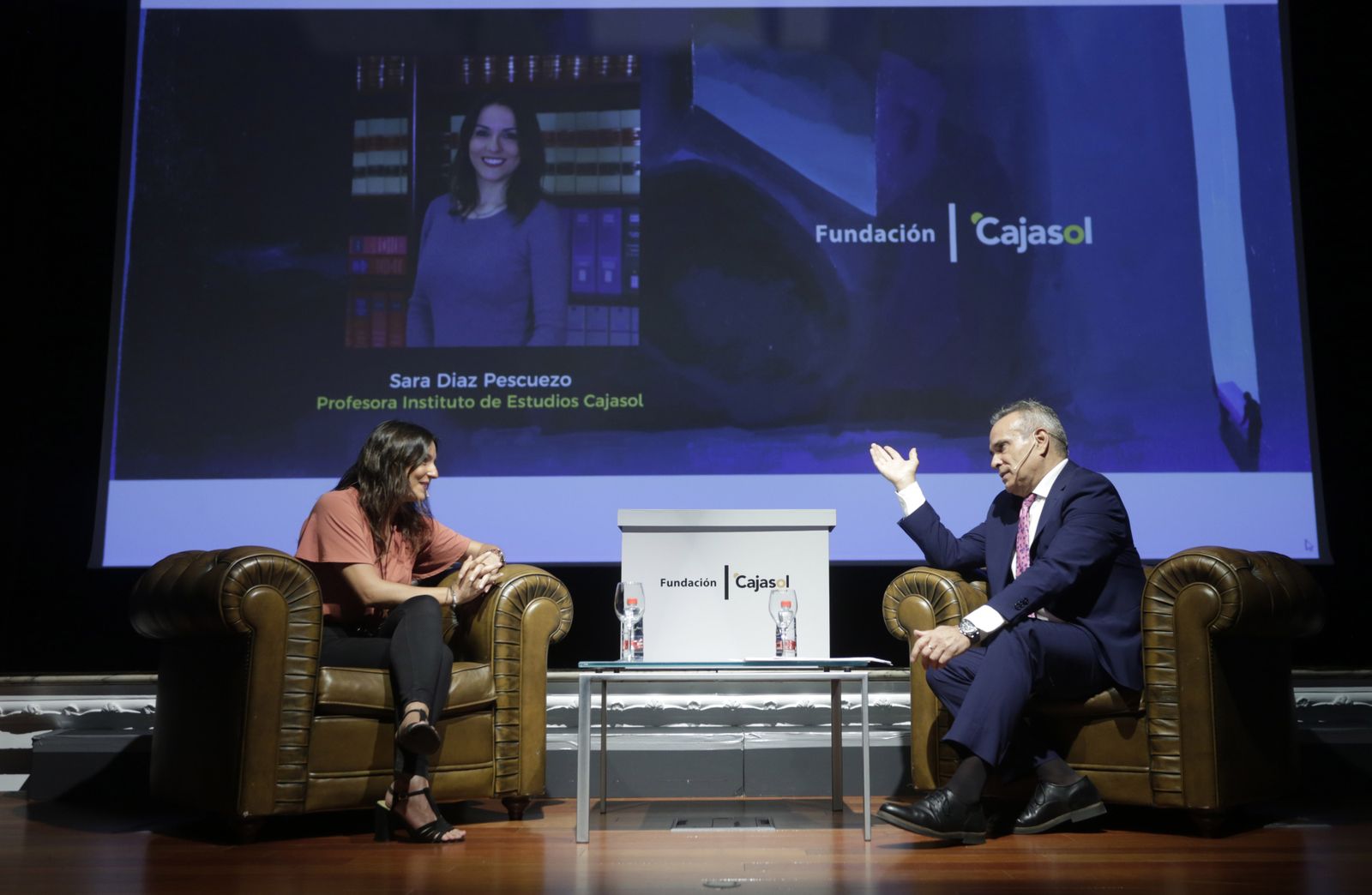 La profesora y experta en finanzas Sara Díaz Pescuezo conversa con el periodista Cristóbal Cervantes.