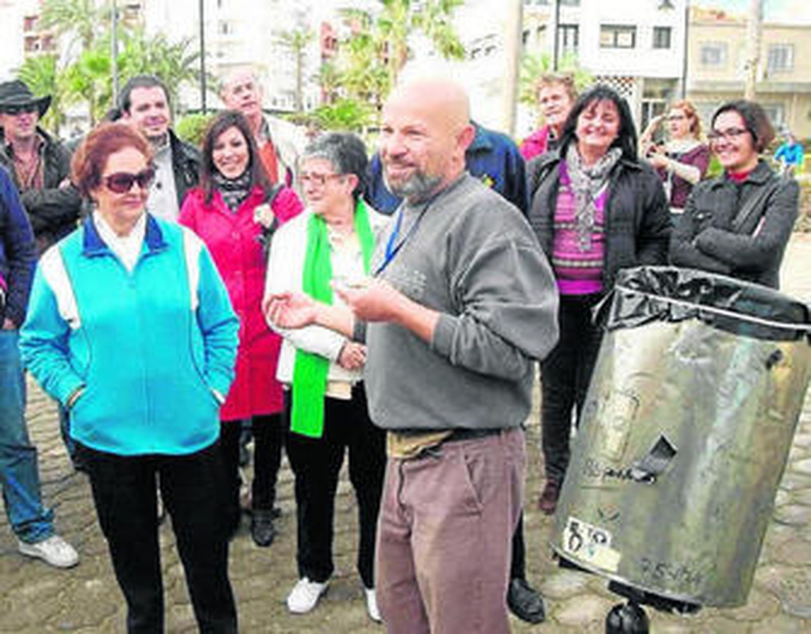 Un grupo de personas siguió las explicaciones de Ilan Wolff en Roquetas.