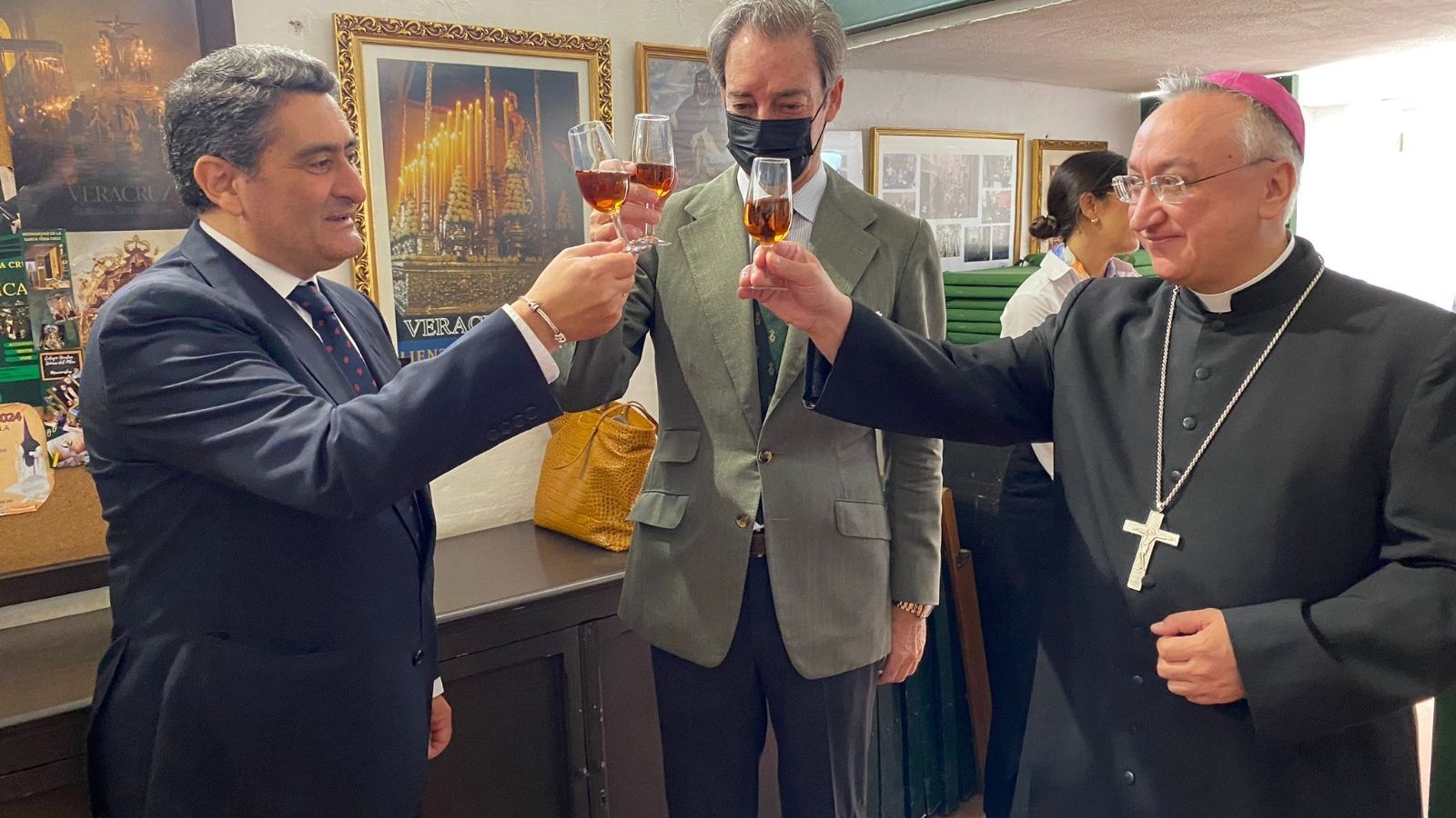 Manuel Baéz, Luis López de Carrizosa y José Rico Pavés brindando con vino de Jerez tras el acuerdo