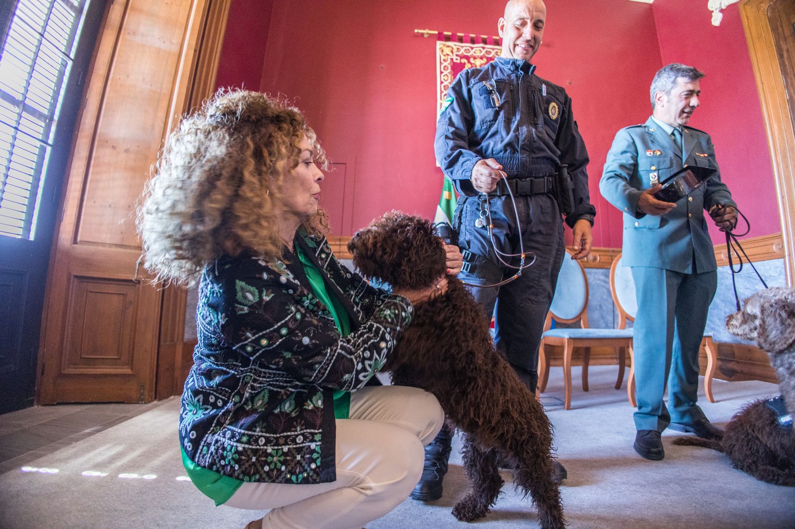 Las imágenes de la entrega del perro adiestrado Enzo a la Guardia Civil en San Fernando