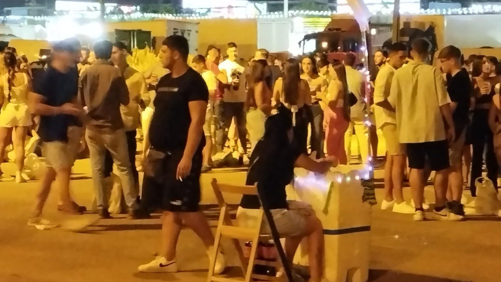 Venden las bolsas a cinco euros la unidad.