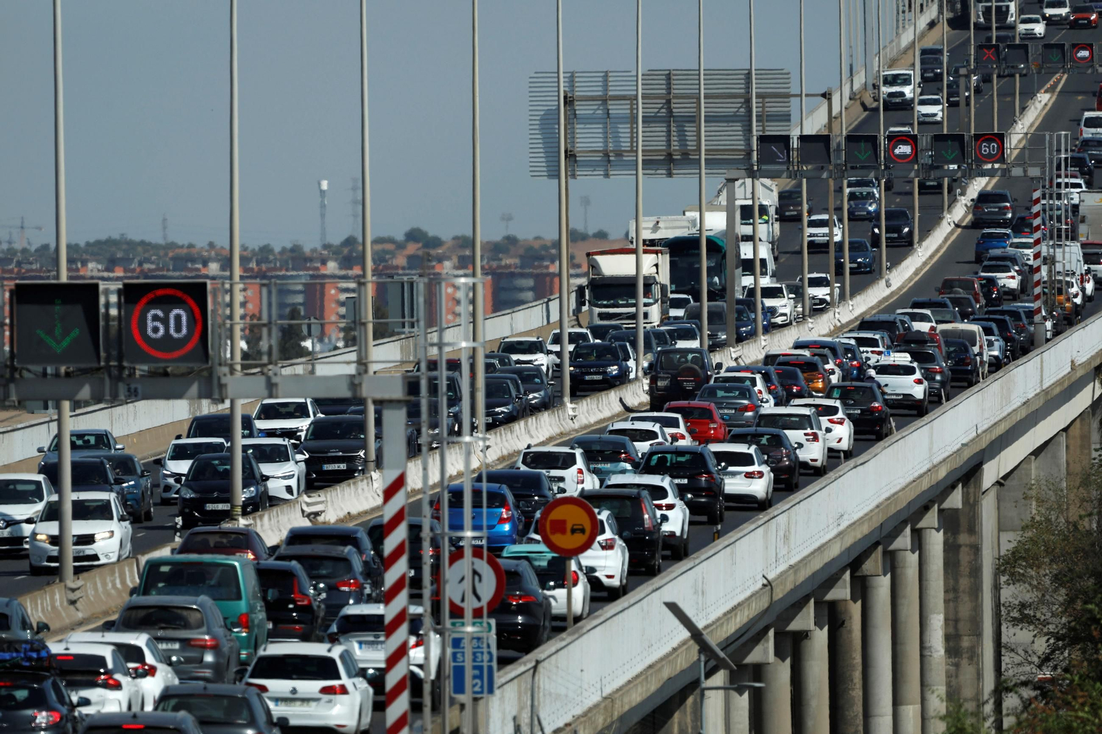 Tráfico intenso en el puente del Centenario de Sevilla, el punto más sensible de la SE-30.