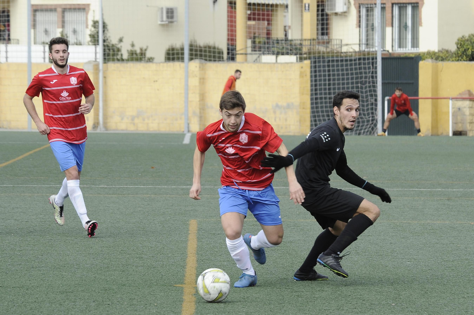 Un jugador cullero supera a un almeriense en la mañana de ayer.