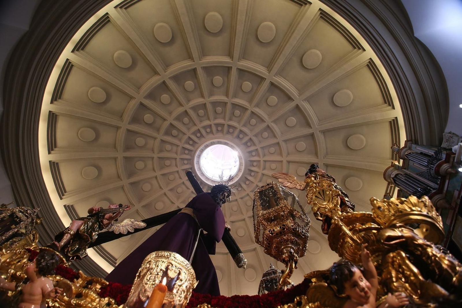 Visita a la basílica del Gran Poder en la mañana del Jueves Santo.