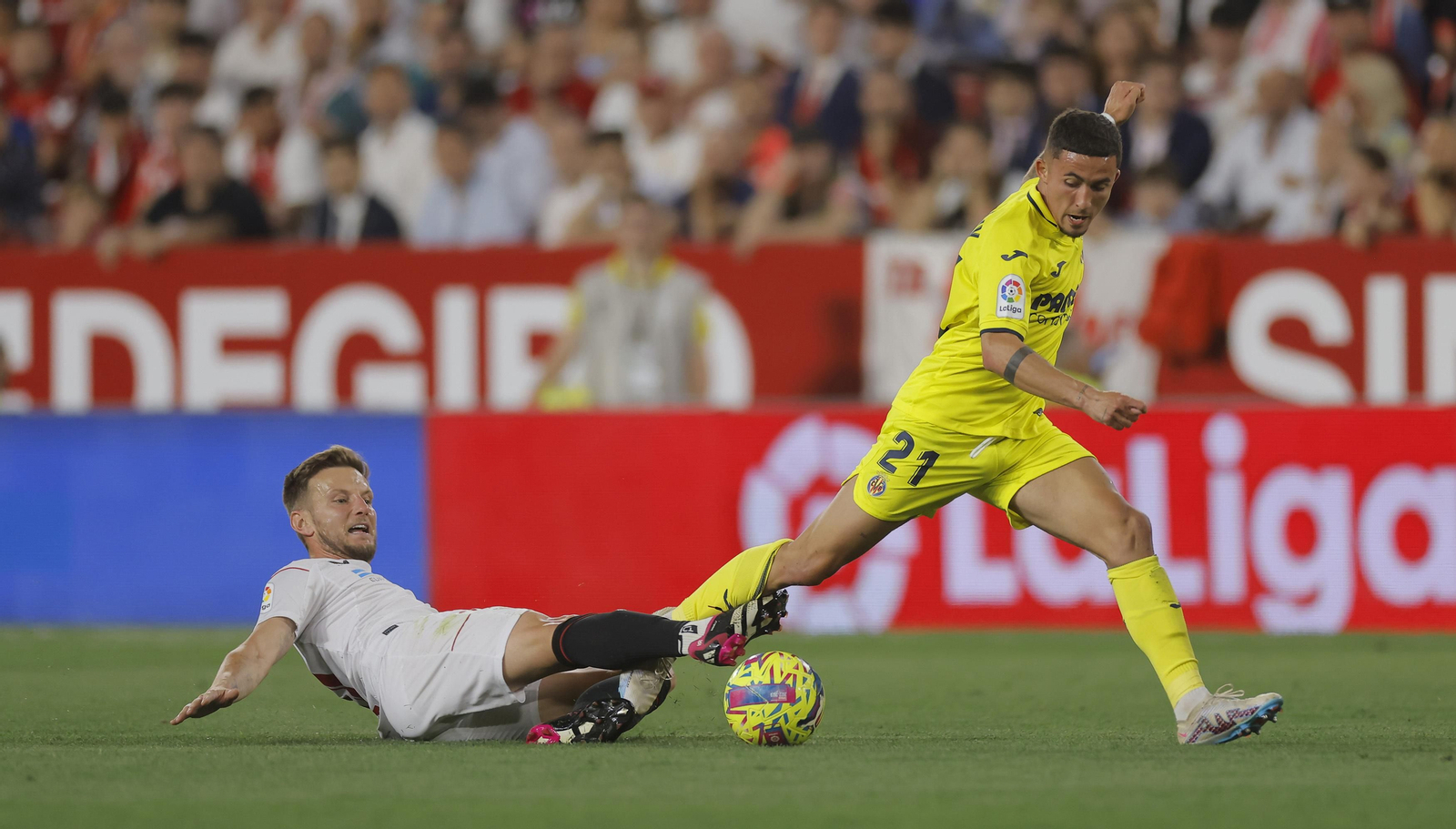 Ivan Rakitic se lanza al suelo para tratar de robarle la pelota a Yeremi Pino.