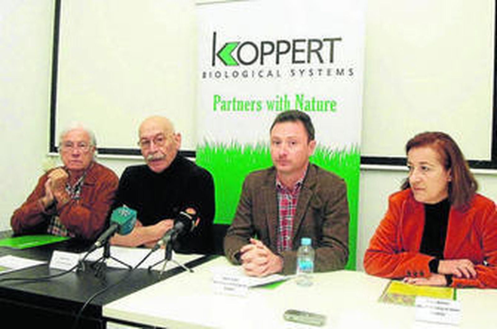Carlos Pérez Siquier, Pablo Juliá, Valter Ceppi y Mabel Salinas, dando a conocer ayer el fallo del jurado.