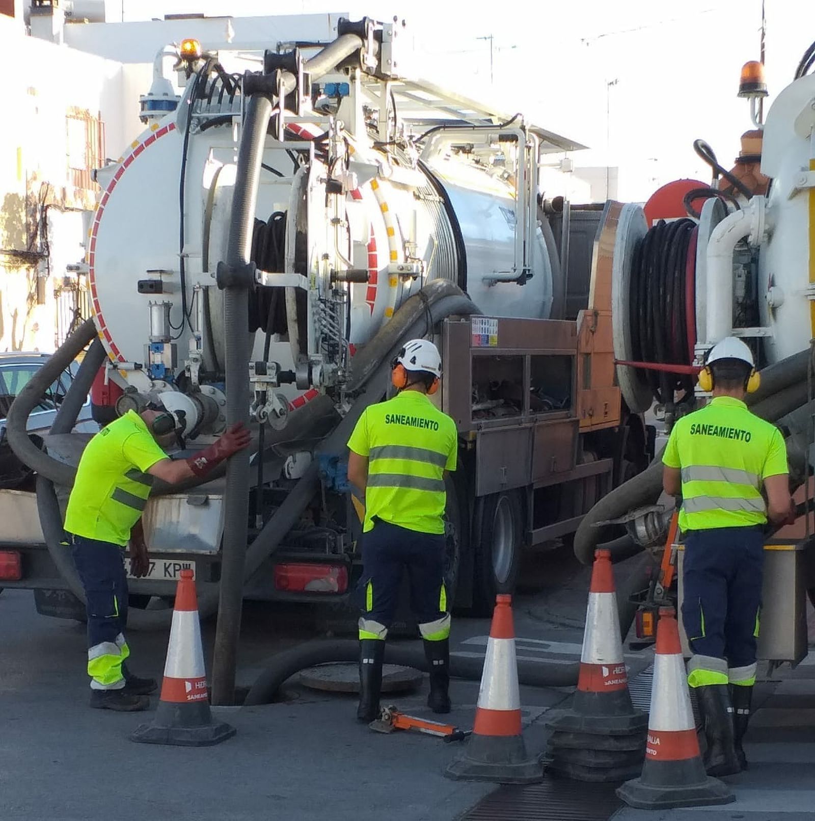 Un camión y operarios de de saneamiento en San Fernando.