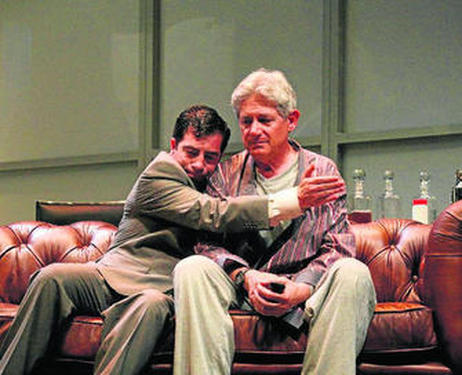 Josema  Yuste (derecha) y Agustín Jiménez en la representación 'La cena de los idiotas'.