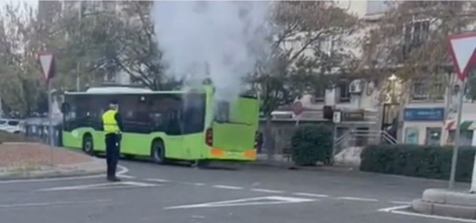 Detalle de la humareda que sale del autobús.
