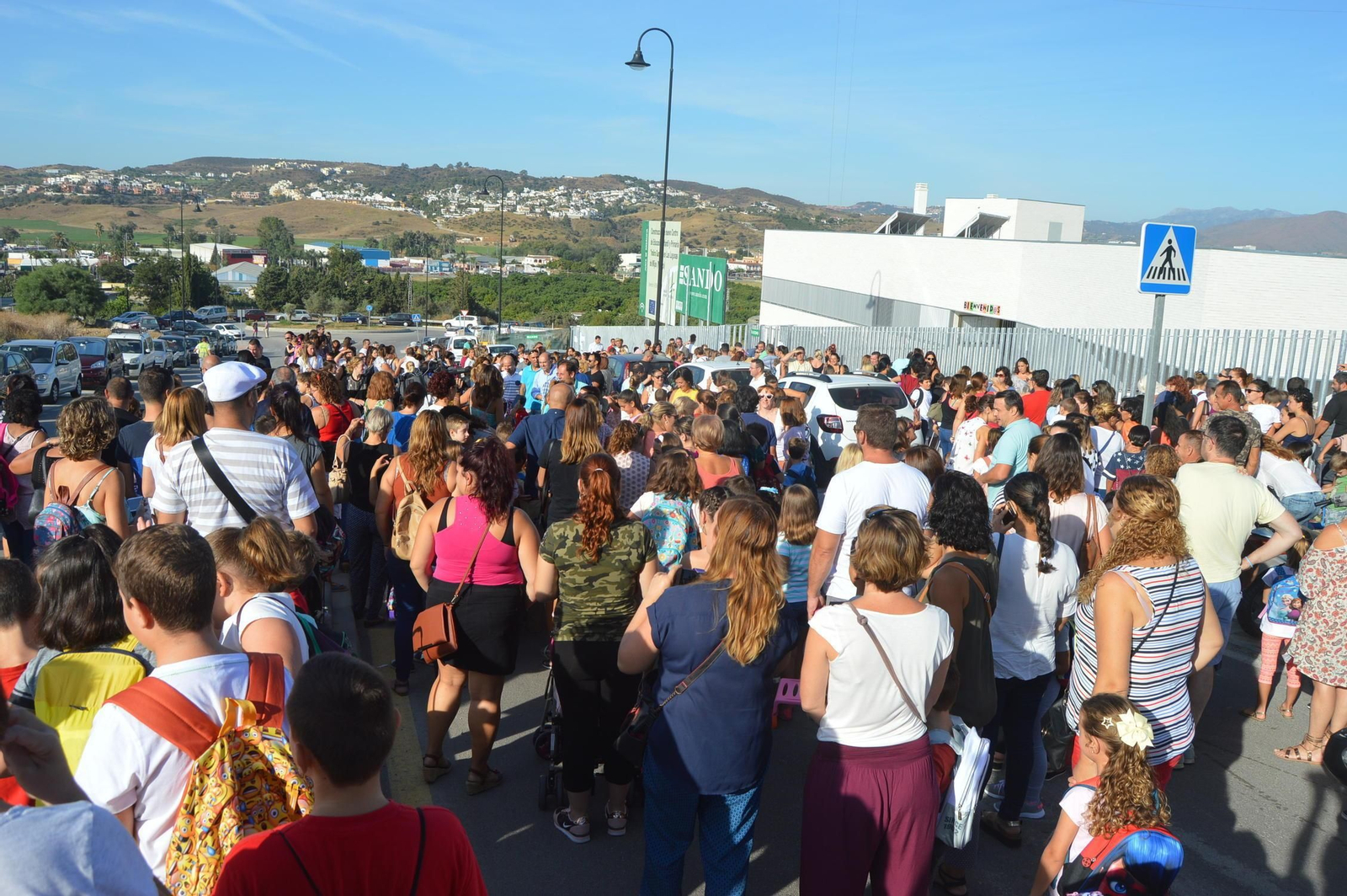 Grupo de padres y alumnos, ayer a las puertas del colegio Indira Gandhi.