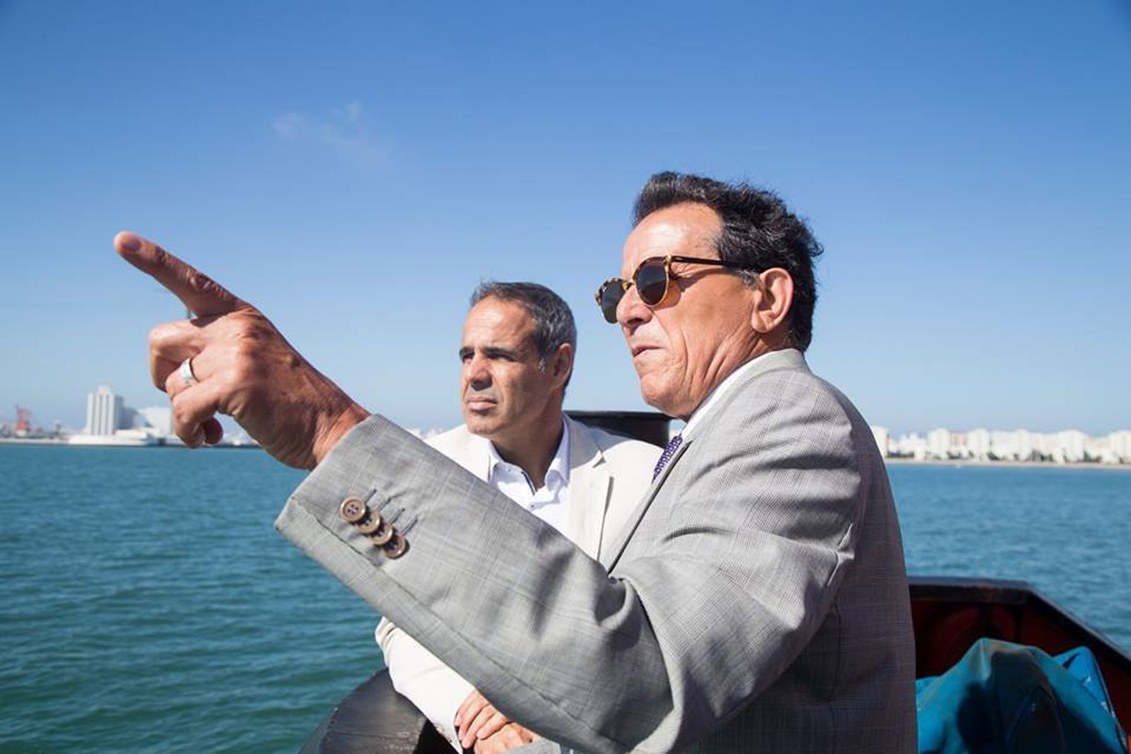 José Luis Blanco explica a José Pacheco los retos y necesidades de la APBC, a bordo de un barco.