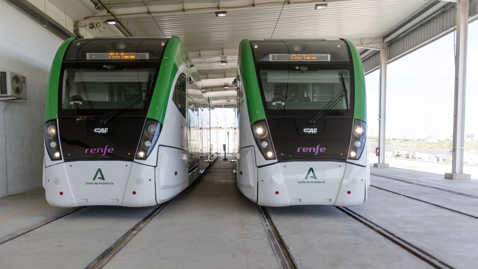 Dos unidades del tranvía en las cocheras de Pelagatos.