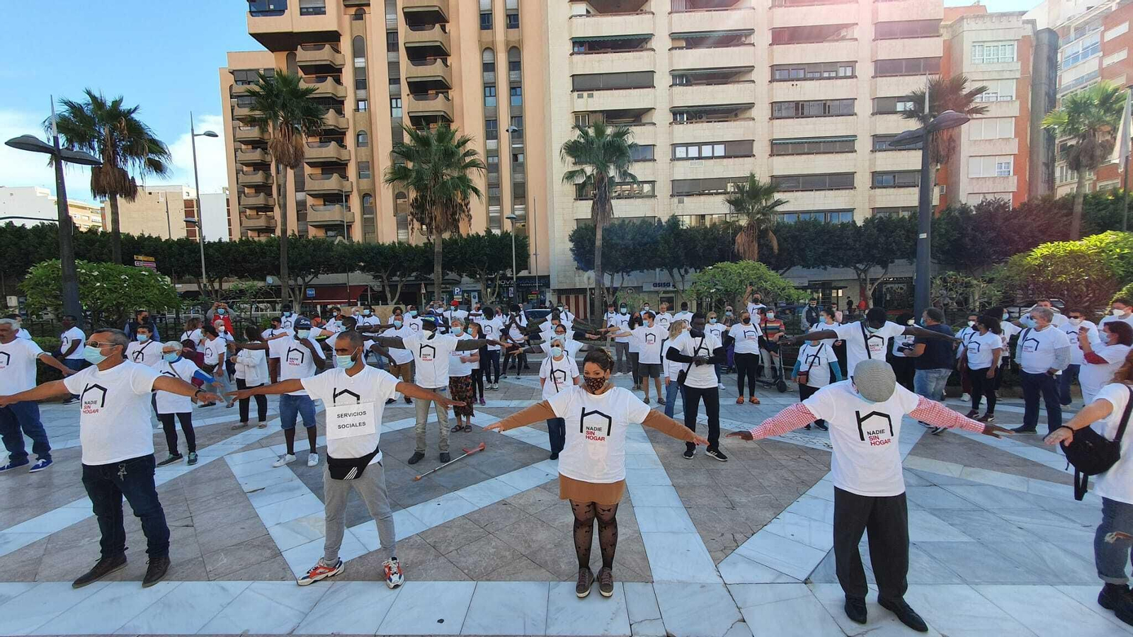 Flashmoob realizado en la Rambla de Almería para visibilizar al situación de las personas sin hogar.