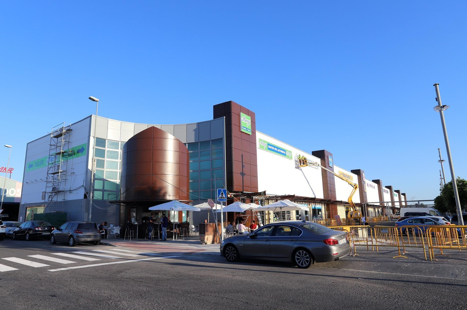 Vista del parque comercial Puerta del Odiel desde el vial que le separa de Mercadona.