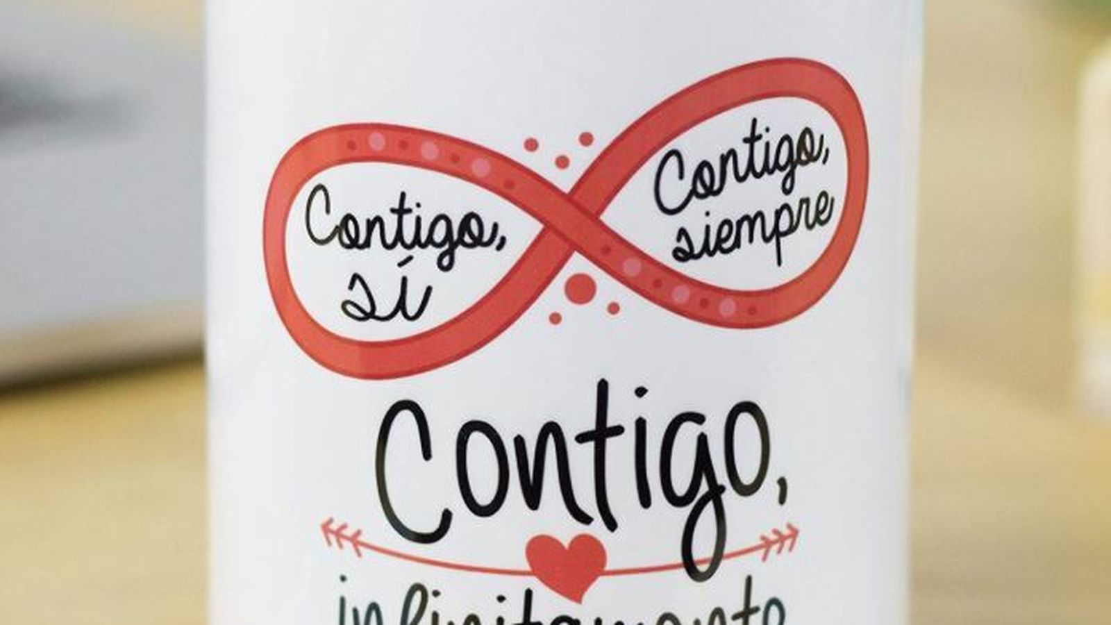 Taza con frase de amor y dibujo romántico.
