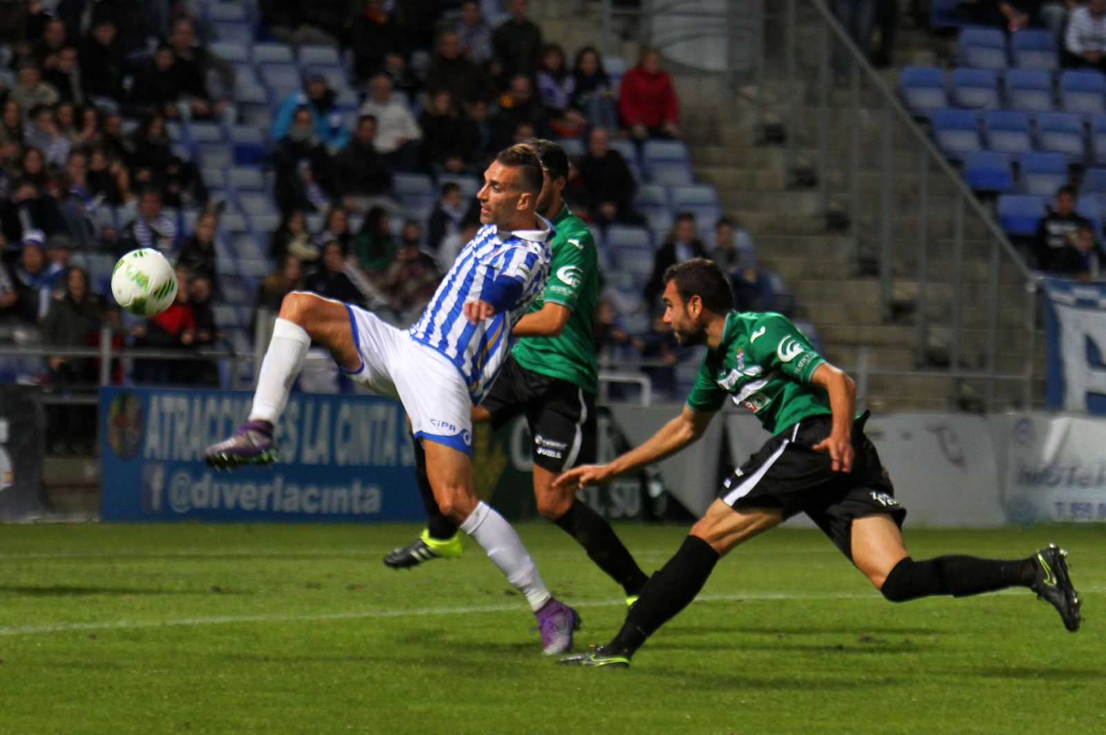 Ubay Luzardo remata una acción a balón parado en el Recre-Cartagena.
