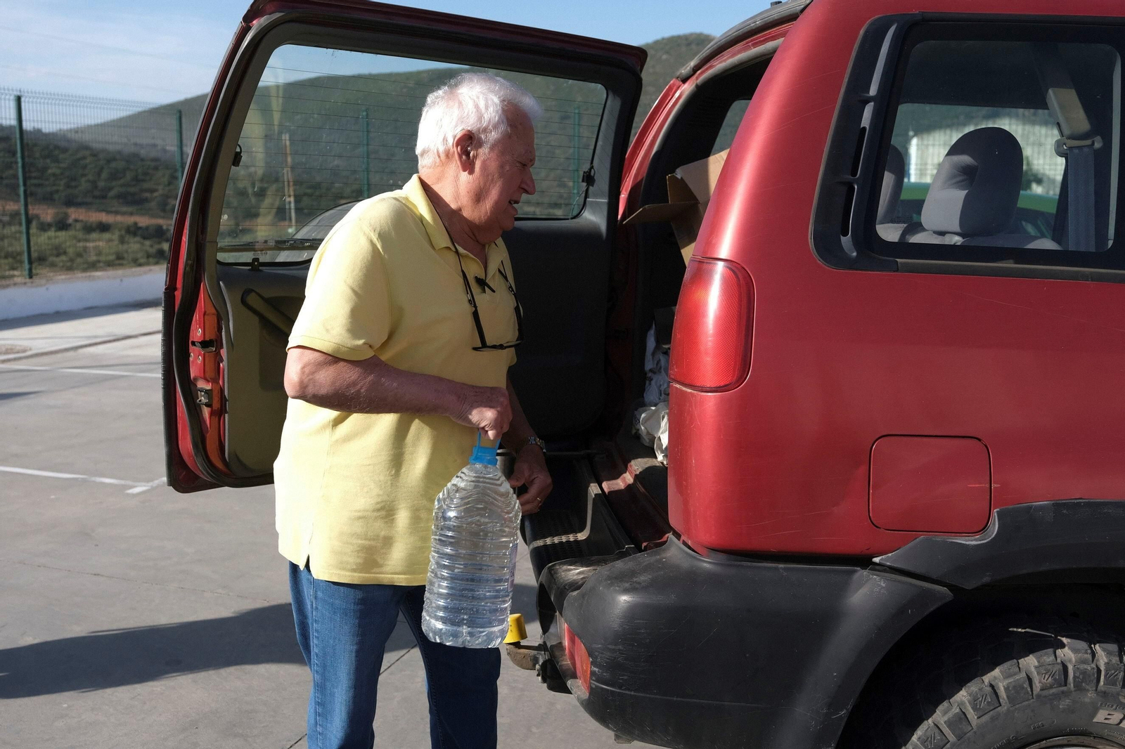 El reparto de agua potable en Espiel, en imágenes