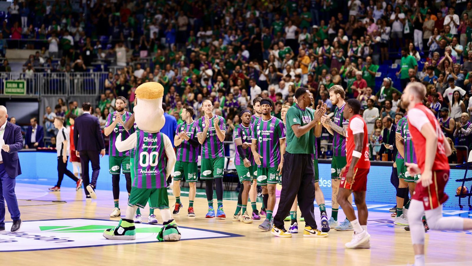 Los abonados más veteranos del Unicaja despliegan la bandera de campeón de la BCL