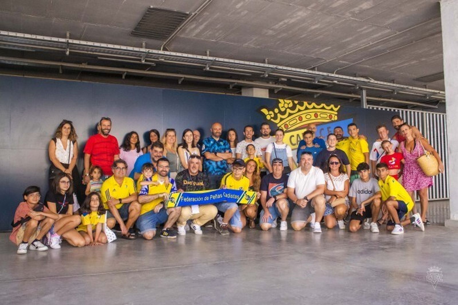 Miembros de las peñas que visitaron el estadio.