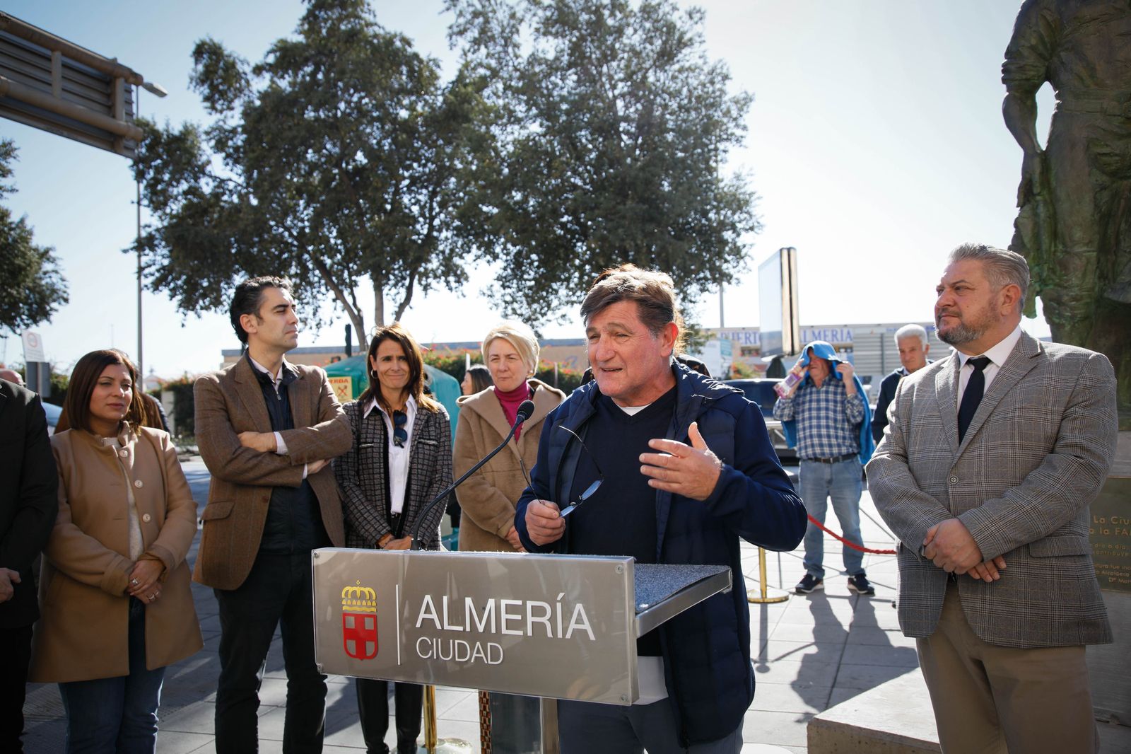 Imágenes de la inauguración sobre escultura ‘Familia Marinera’, del escultor Francisco Javier Galán, en homenaje a las familias de pescadores en Pescadería-La Chanca
