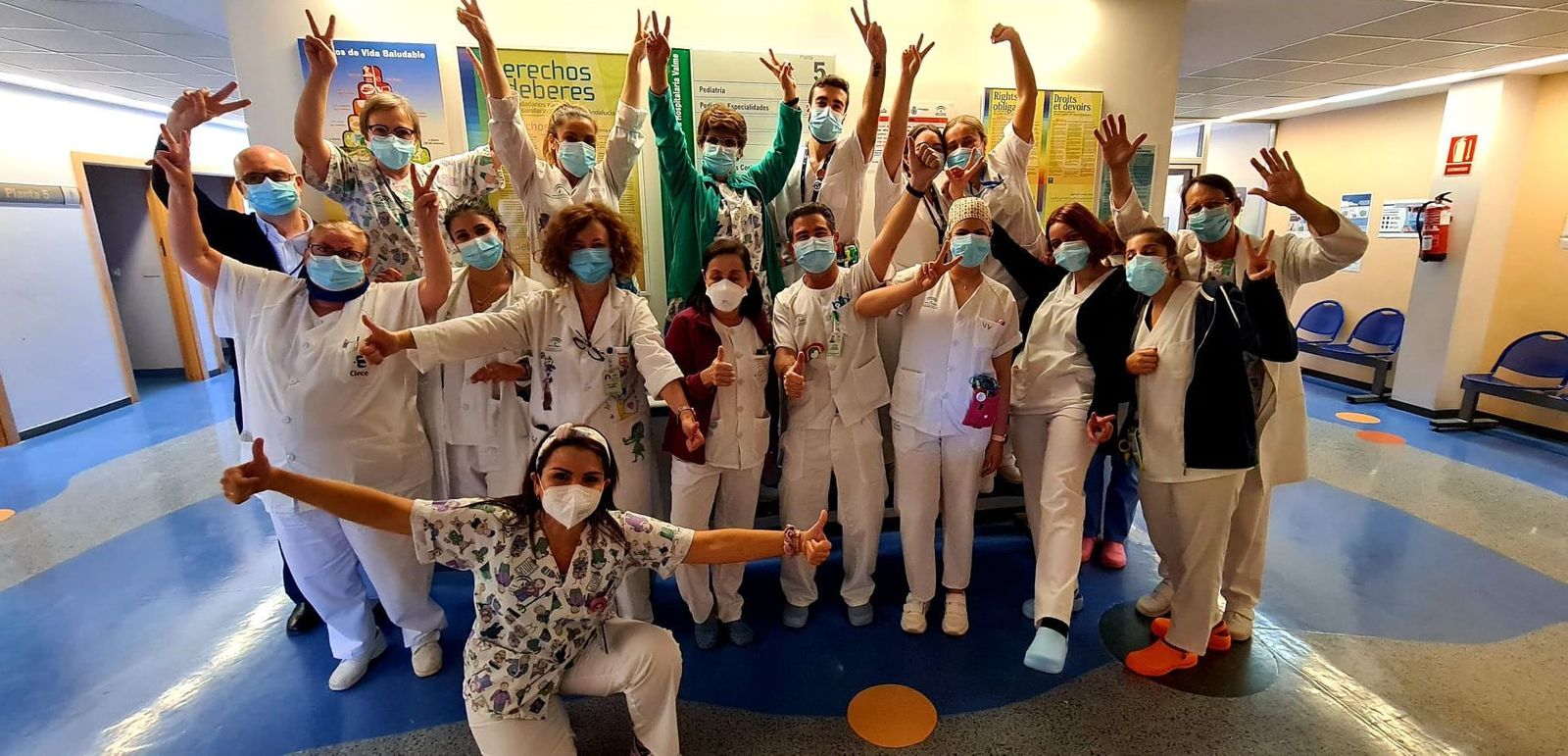 Integrantes del servicio de Pediatría, con su supervisora en el centro.