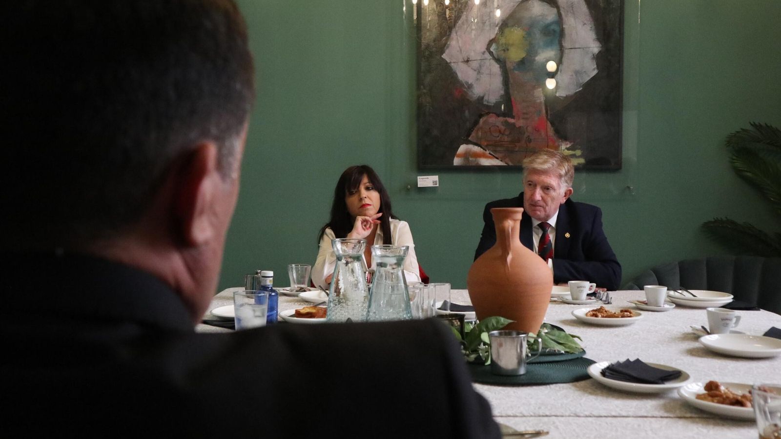 Luis Albuquerque,  responsable de horas e itinerarios del Consejo de Hermandades y Cinta Ortega , colaboradora de Huelva Información.