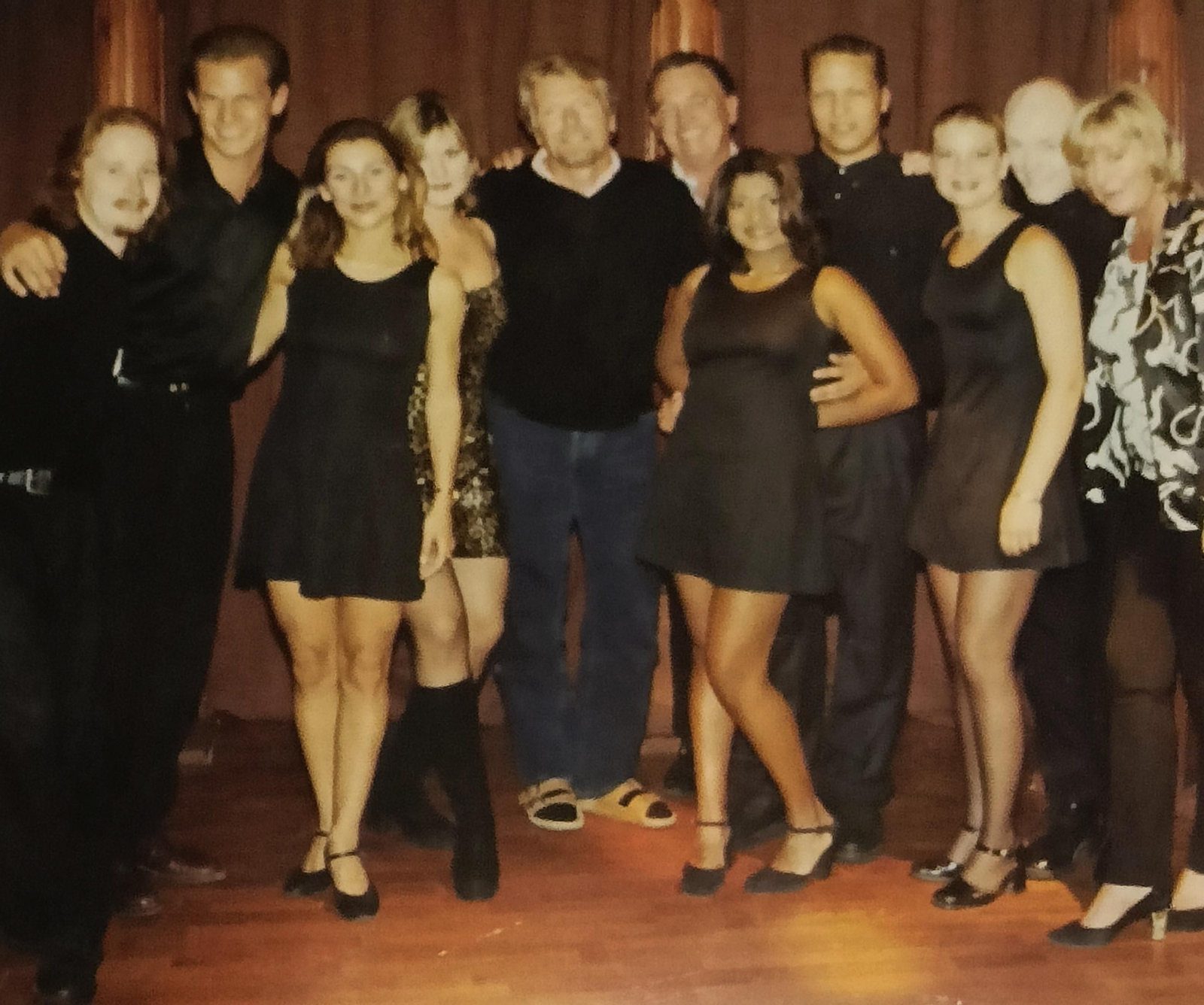 Richard Brandson en el centro con chanclas.