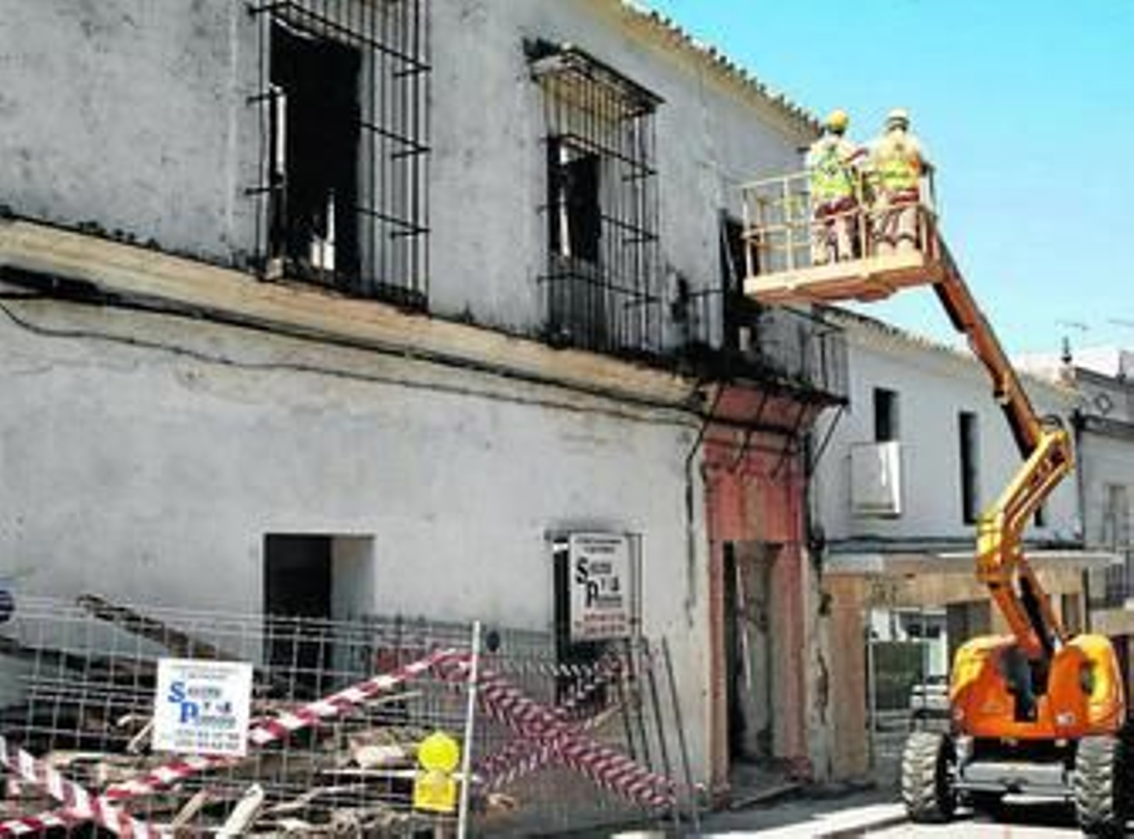 Una grúa trabaja en las primeras tareas de demolición del edificio donde se ubicará el hotel.