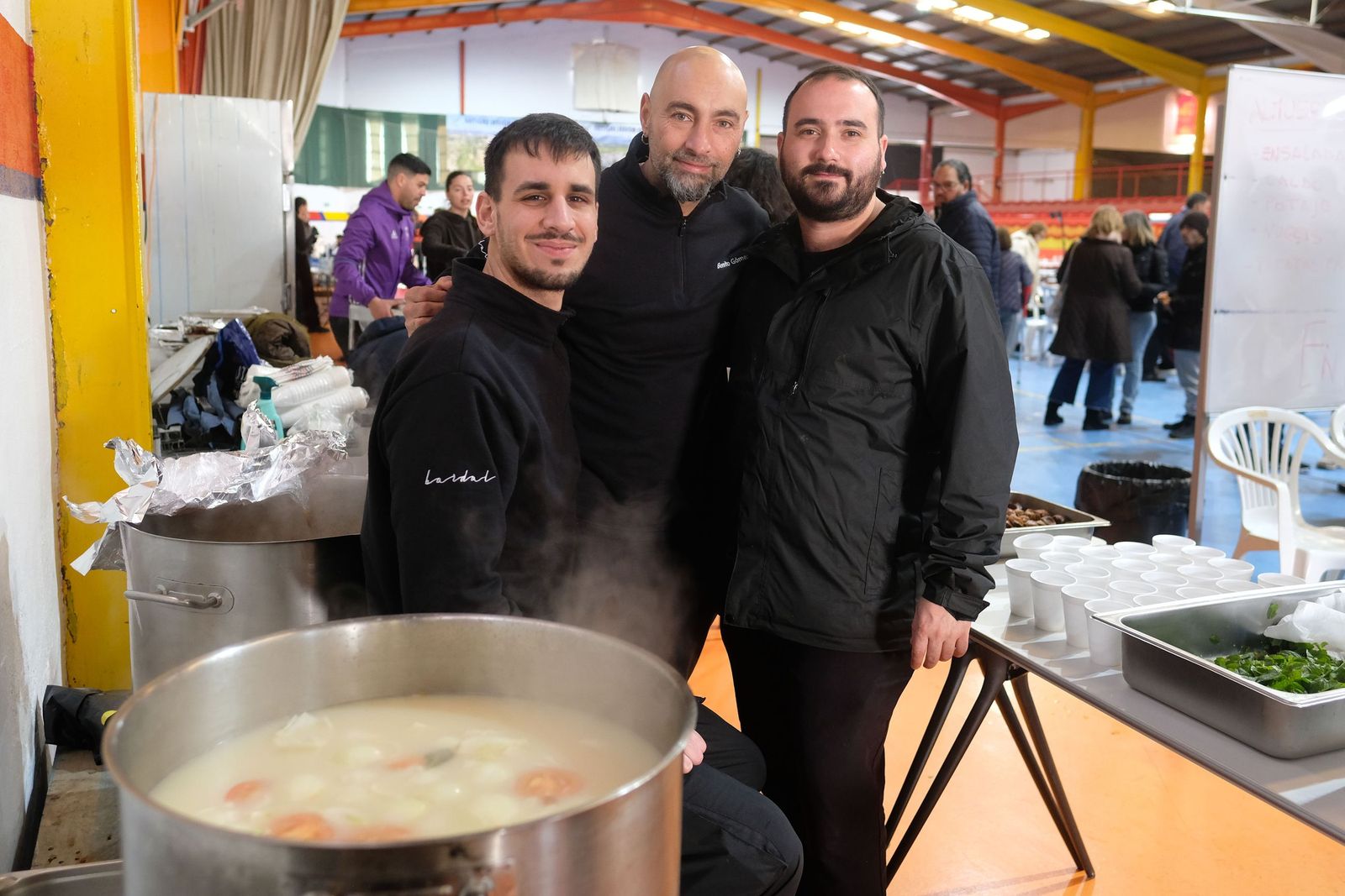 Benito Gómez junto a parte de su equipo en el pabellón.