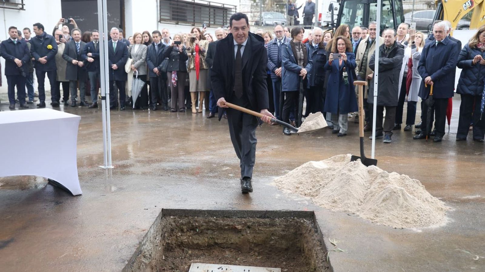 El presidente de la Junta de Andalucía, Juanma Moreno, coloca la primera piedra.