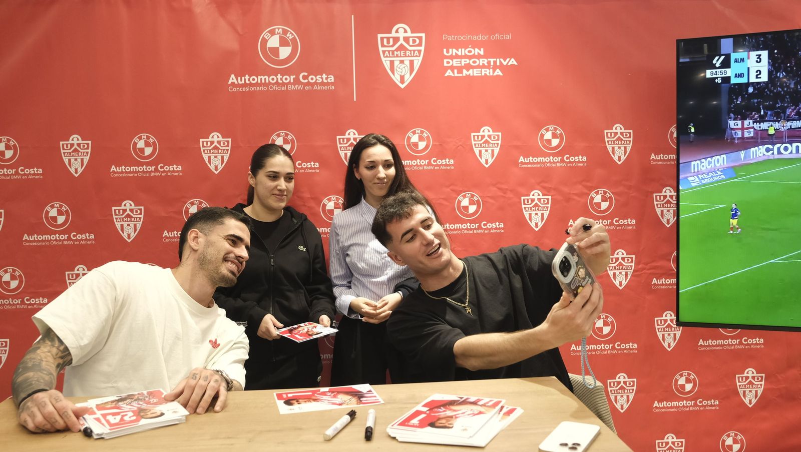 La firma de autógrafos de Jon Morcillo y Miguel de la Fuente en Automotor Costa BMW