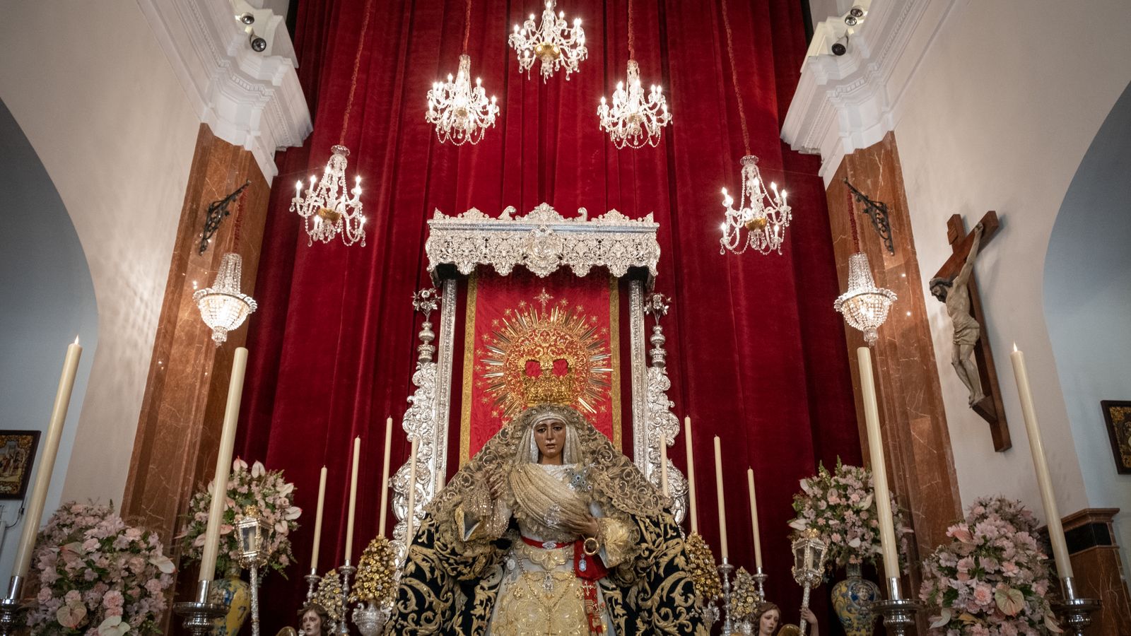 La Esperanza de Triana en su besamanos, en imágenes