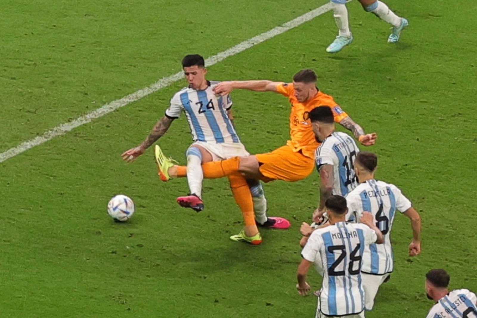 Weghorst, en el momento de marcar.