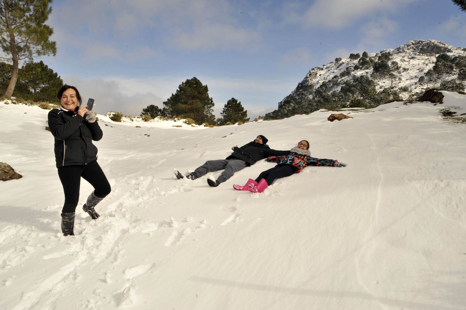 Un grupo de visitantes disfrutaron ayer de lo lindo en la nieve, en la Sierra.