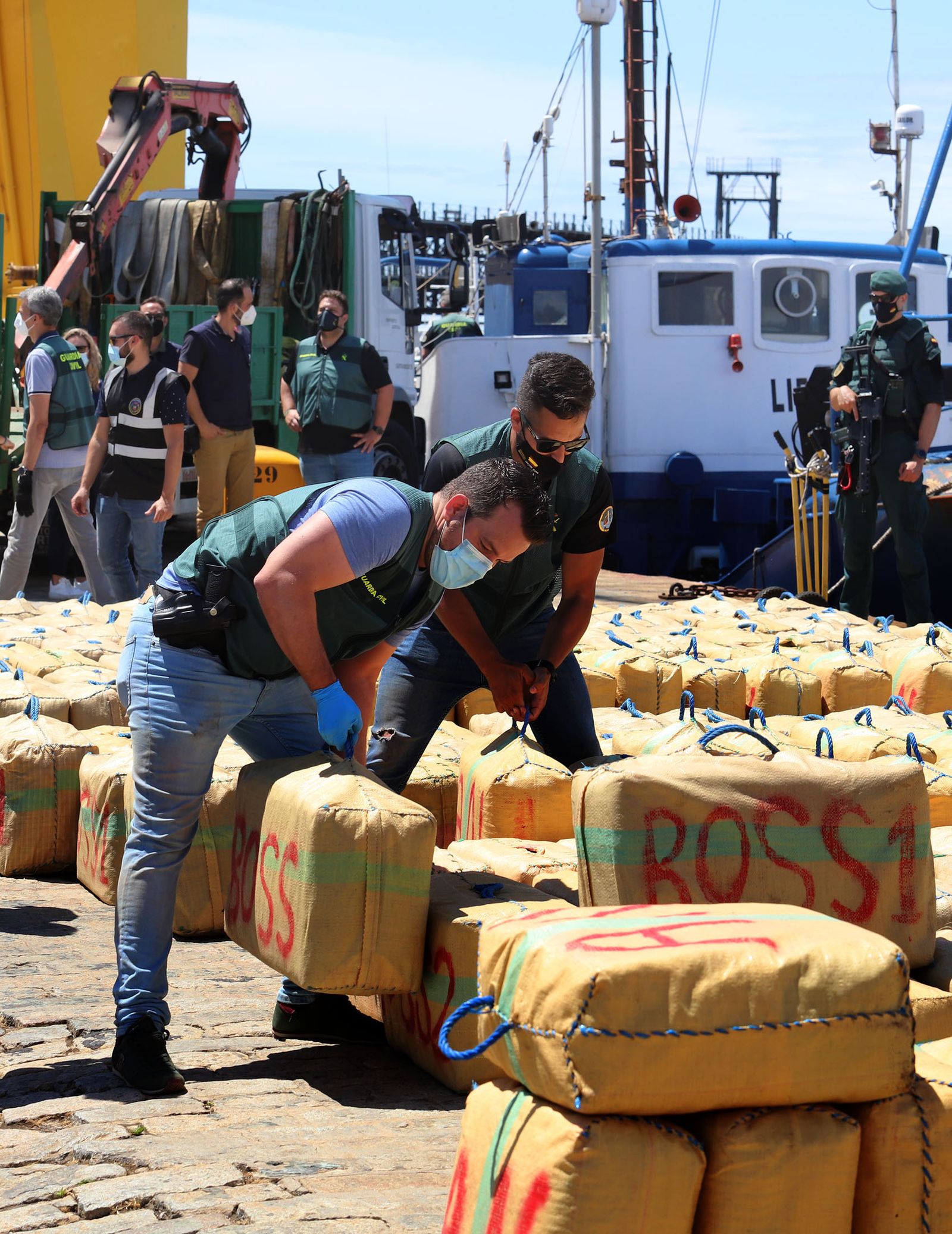 Imágenes de uno de los mayores alijos de hachís incautado por la Guardia Civil en Huelva