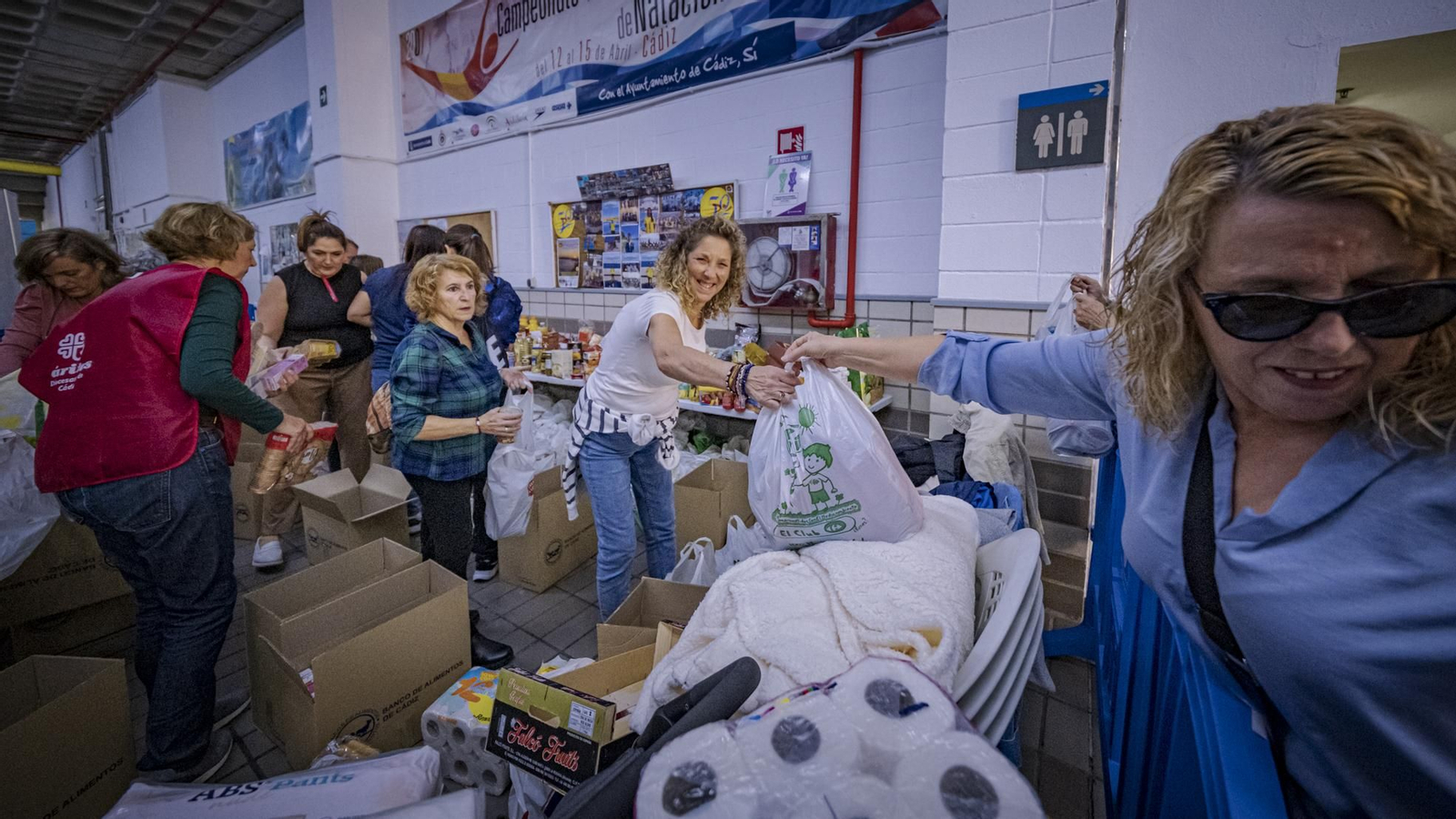 Las imágenes de la recogida de alimentos en Cádiz en solidaridad con Valencia por los efectos de la DANA