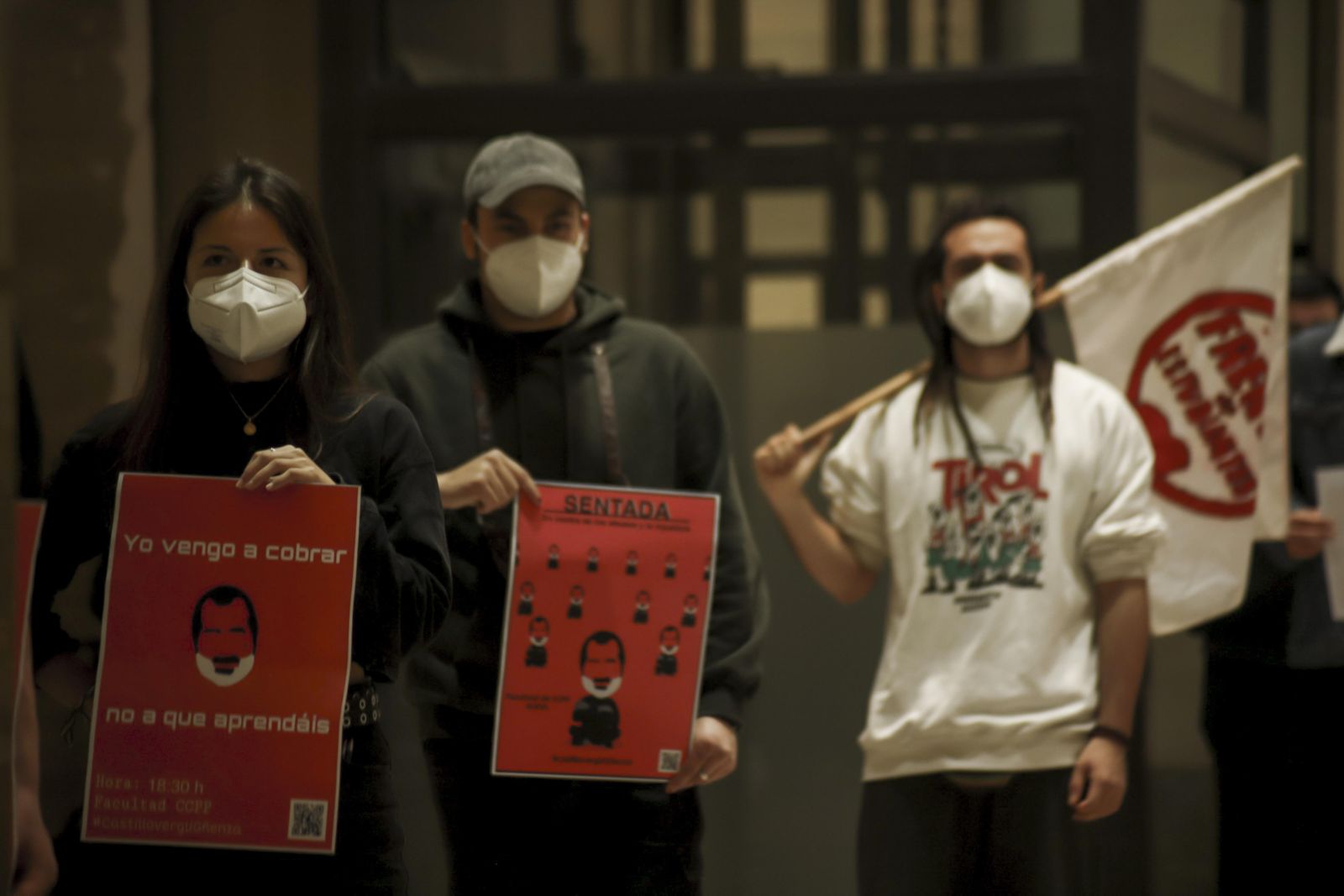 Sentada y pegada de carteles contra la "mala praxis" de un profesor de la UGR