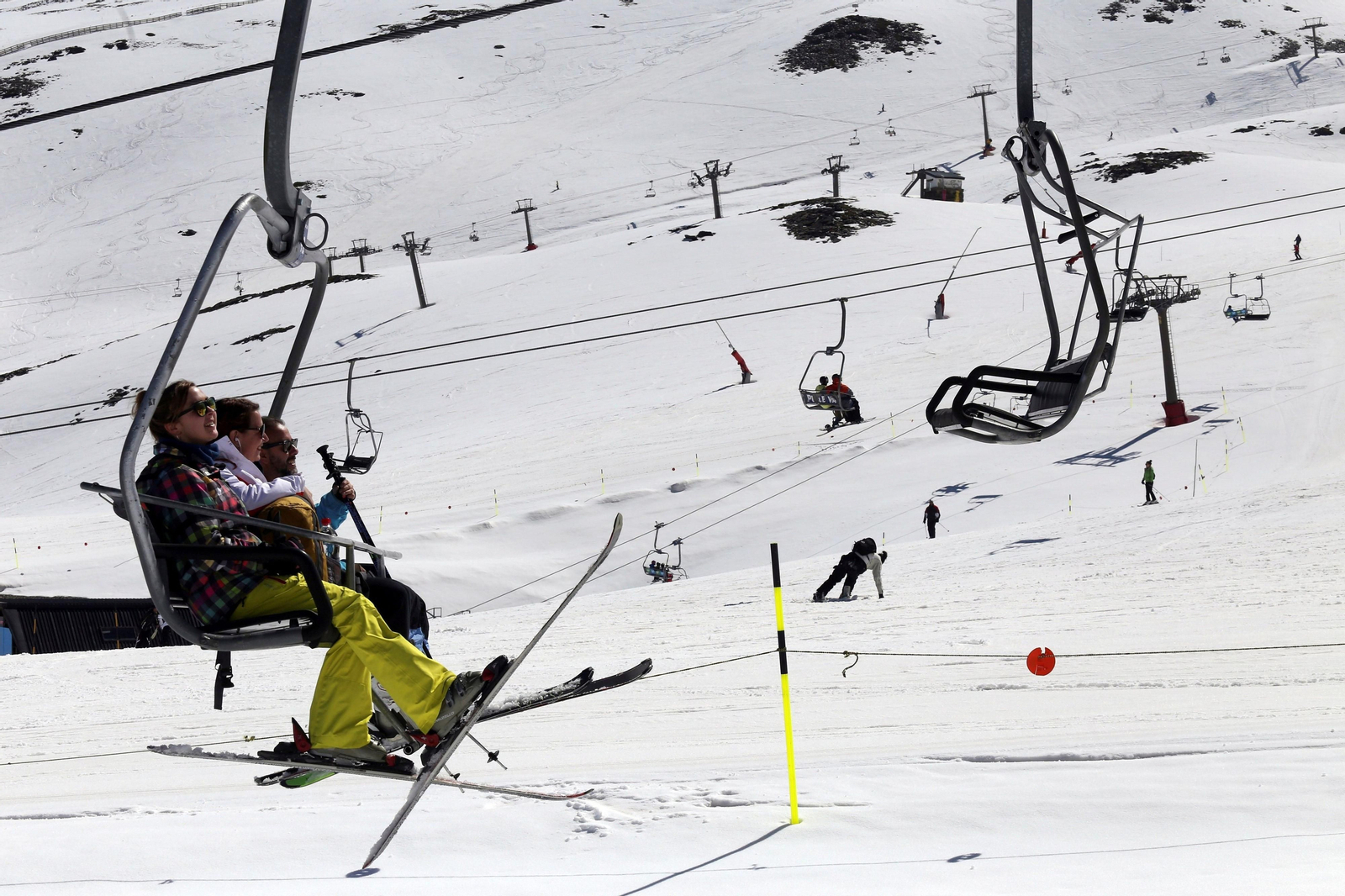 Imagen de varios telesillas en Sierra Nevada
