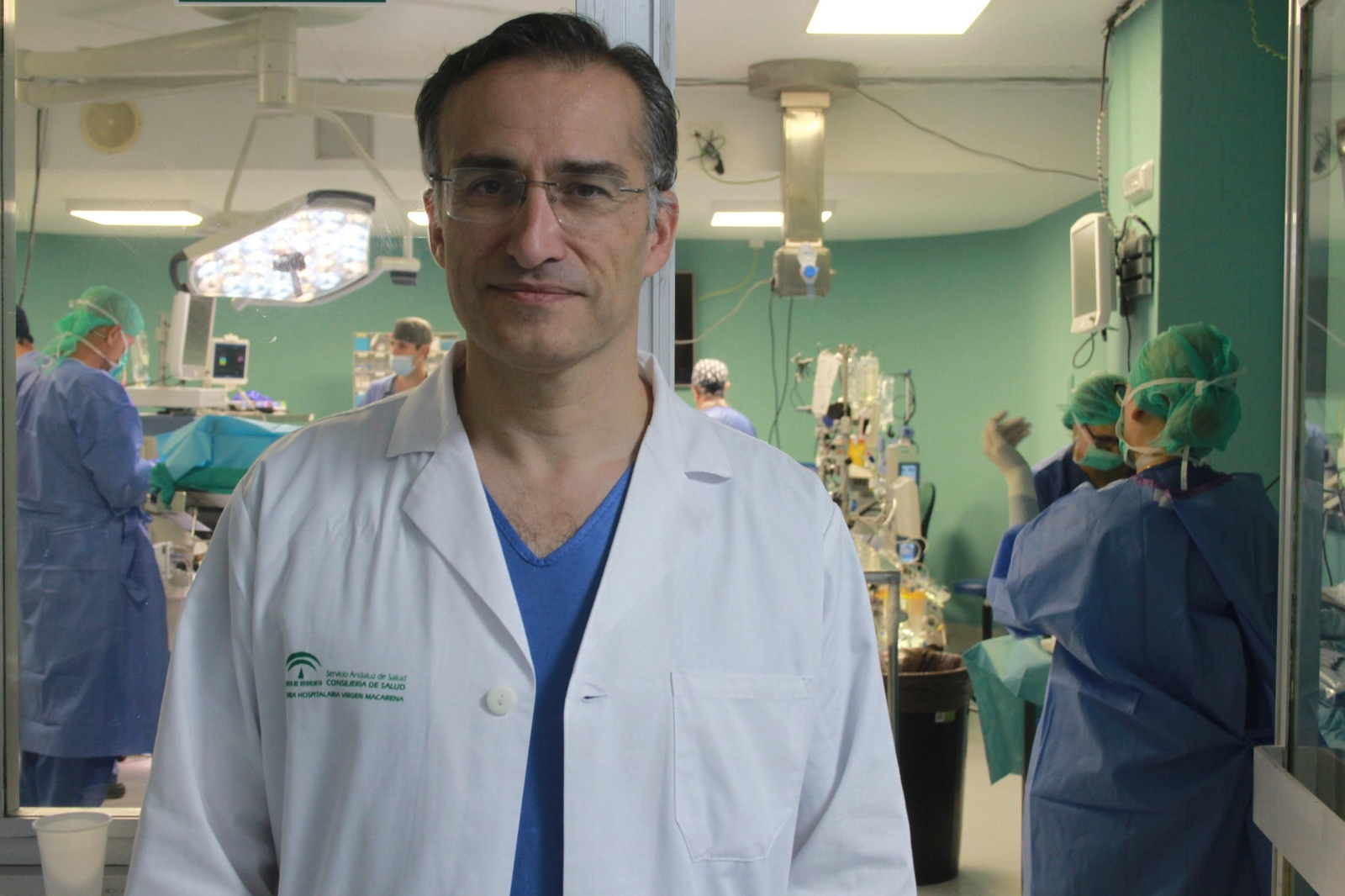 El doctor Carlos Javier Velázquez y Velázquez, en quirófano, en el Hospital Virgen Macarena. El doctor Carlos Javier Velázquez y Velázquez, en quirófano, en el Hospital Virgen Macarena.