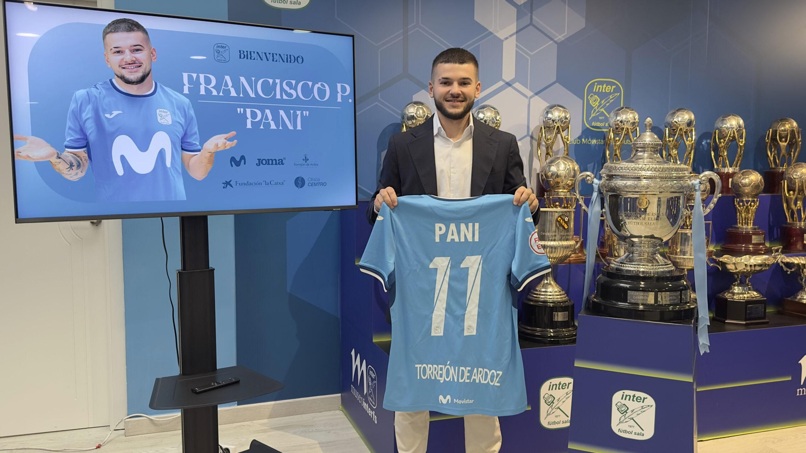 El jugador almeriense posa con la camiseta de su nuevo equipo durante su presentación con el conjunto madrileño.