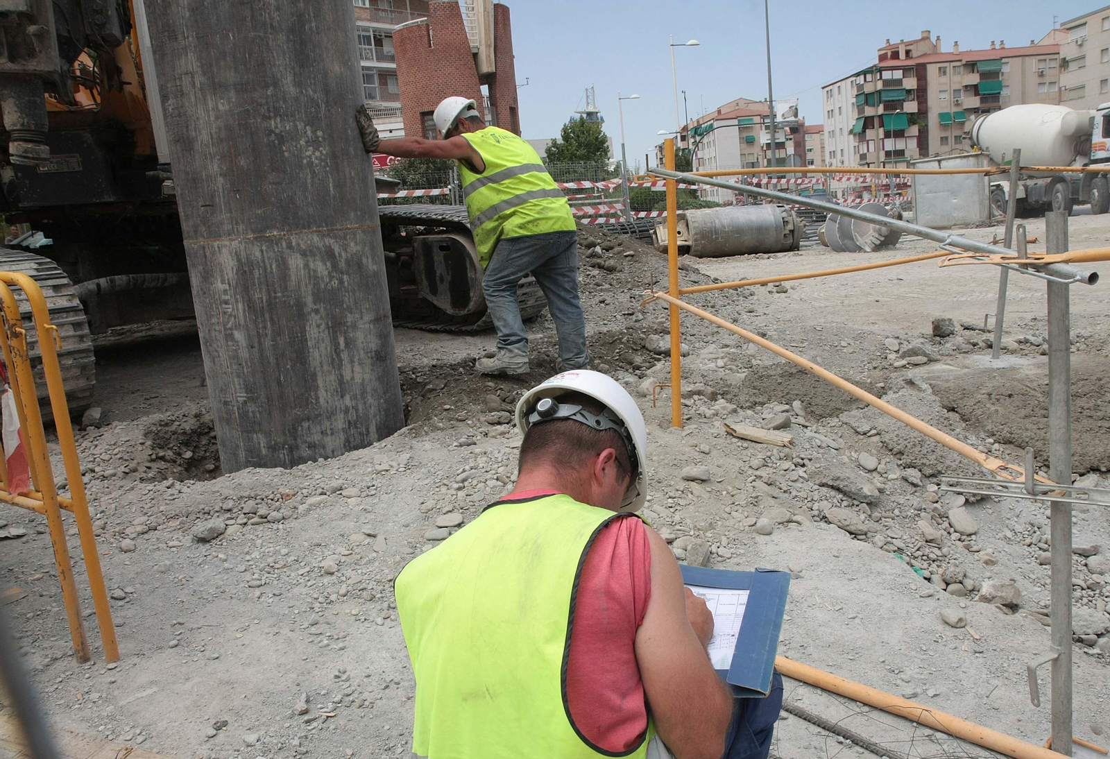 Imagen de archivo de dos trabajadores en el sector de la construcción en Granada