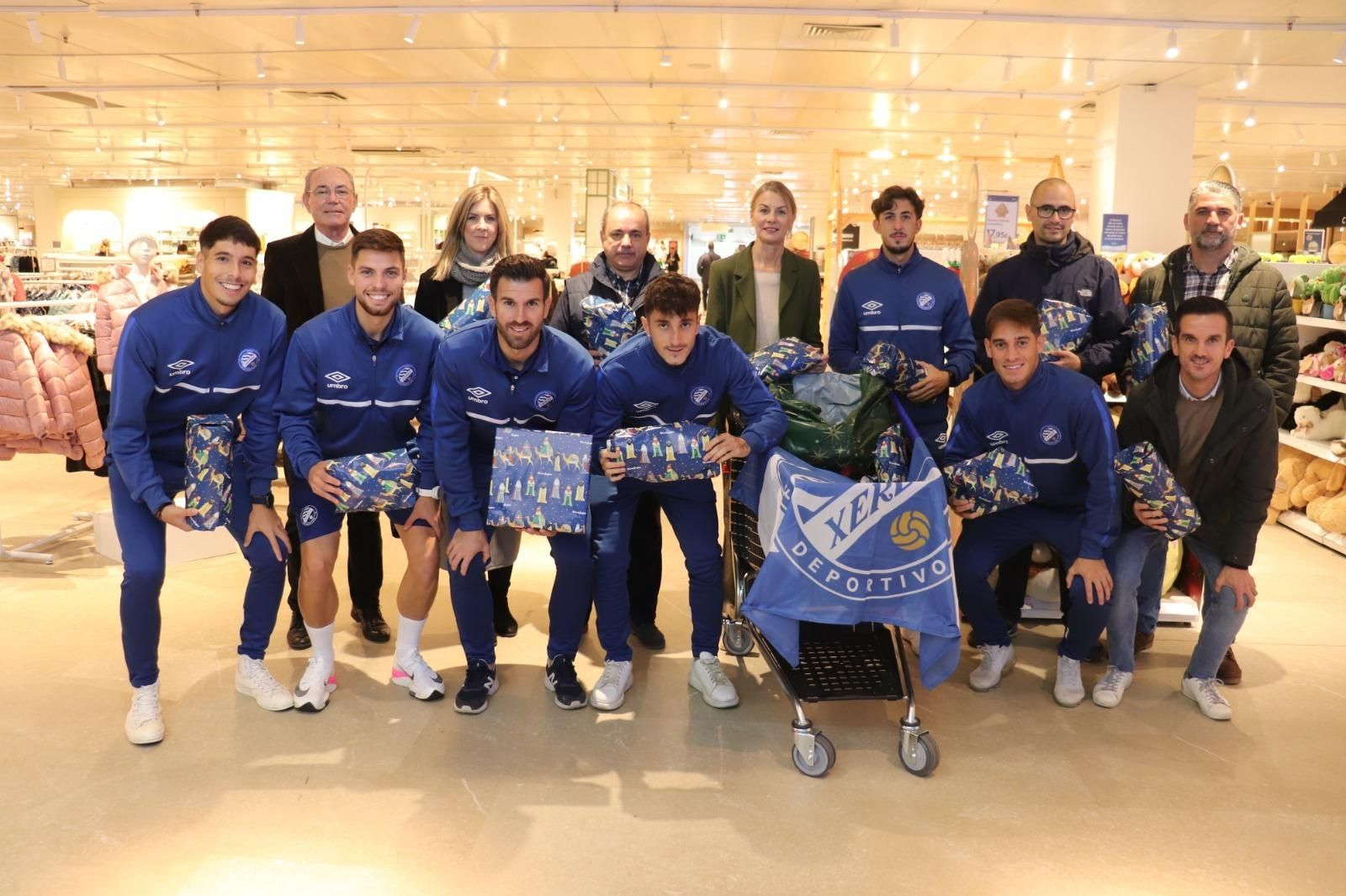 El Xerez DFC entrega regalos a los niños ingresados en el Hospital de Jerez