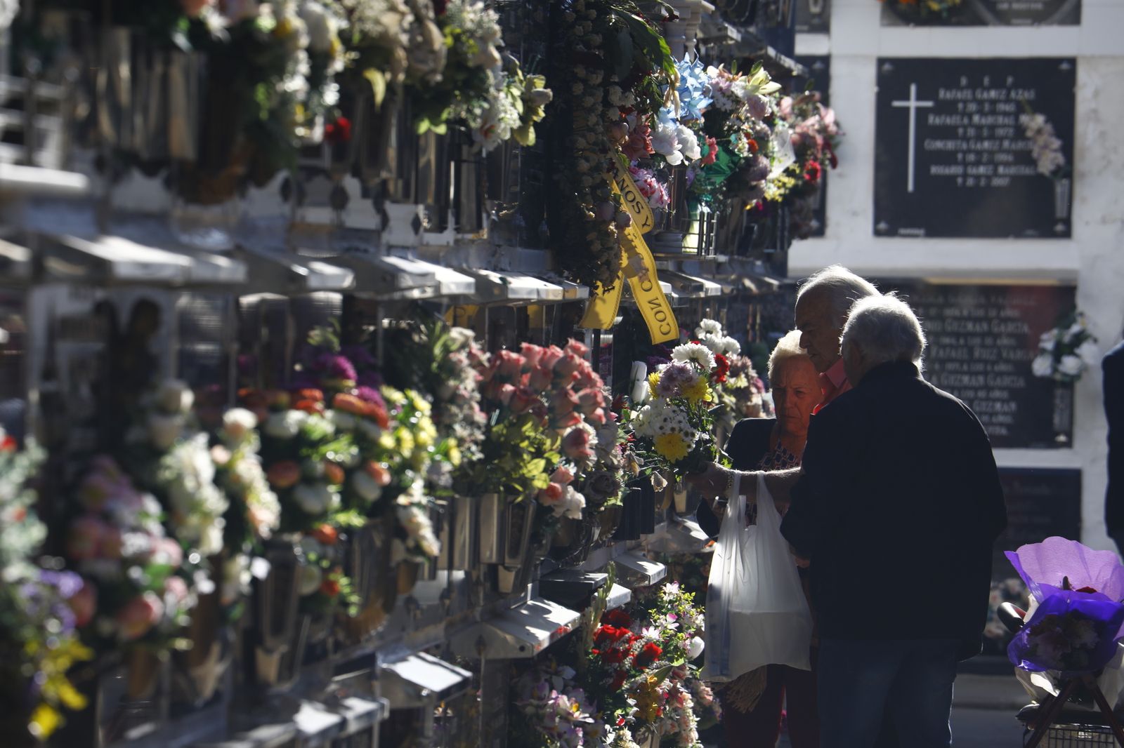 Las imágenes del día de Los Santos en los cementerios de Córdoba
