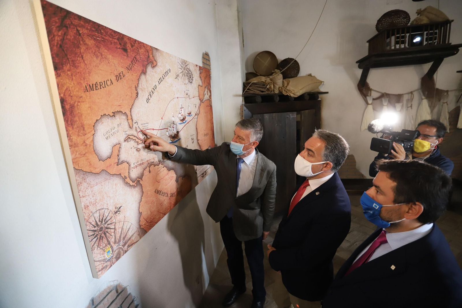 Elías Bendodo y Carmelo Romero durante la visita a la casa de Martín Alonso Pinzón.