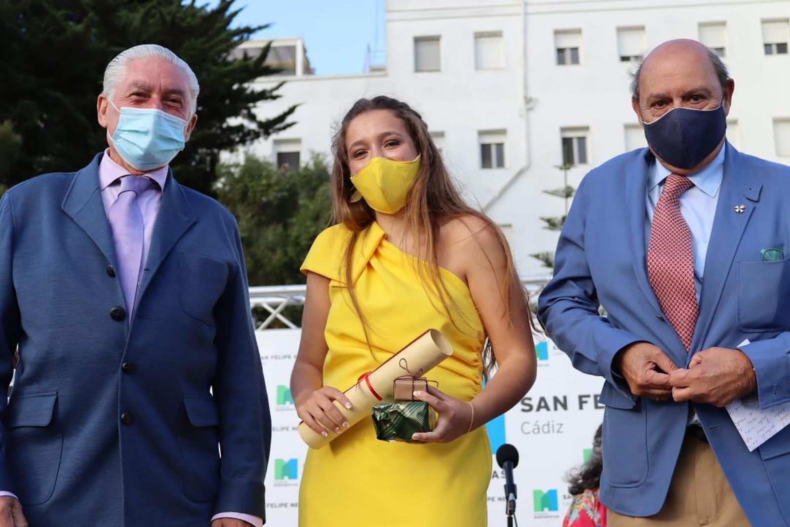 La galardonada Candela Mateos Valverde, con Álvaro Caravaca y Antonio Gómez de Barreda, durante la entrega del diploma de la Asociación de Antiguos Alumnos del colegio de San Felipe Neri.