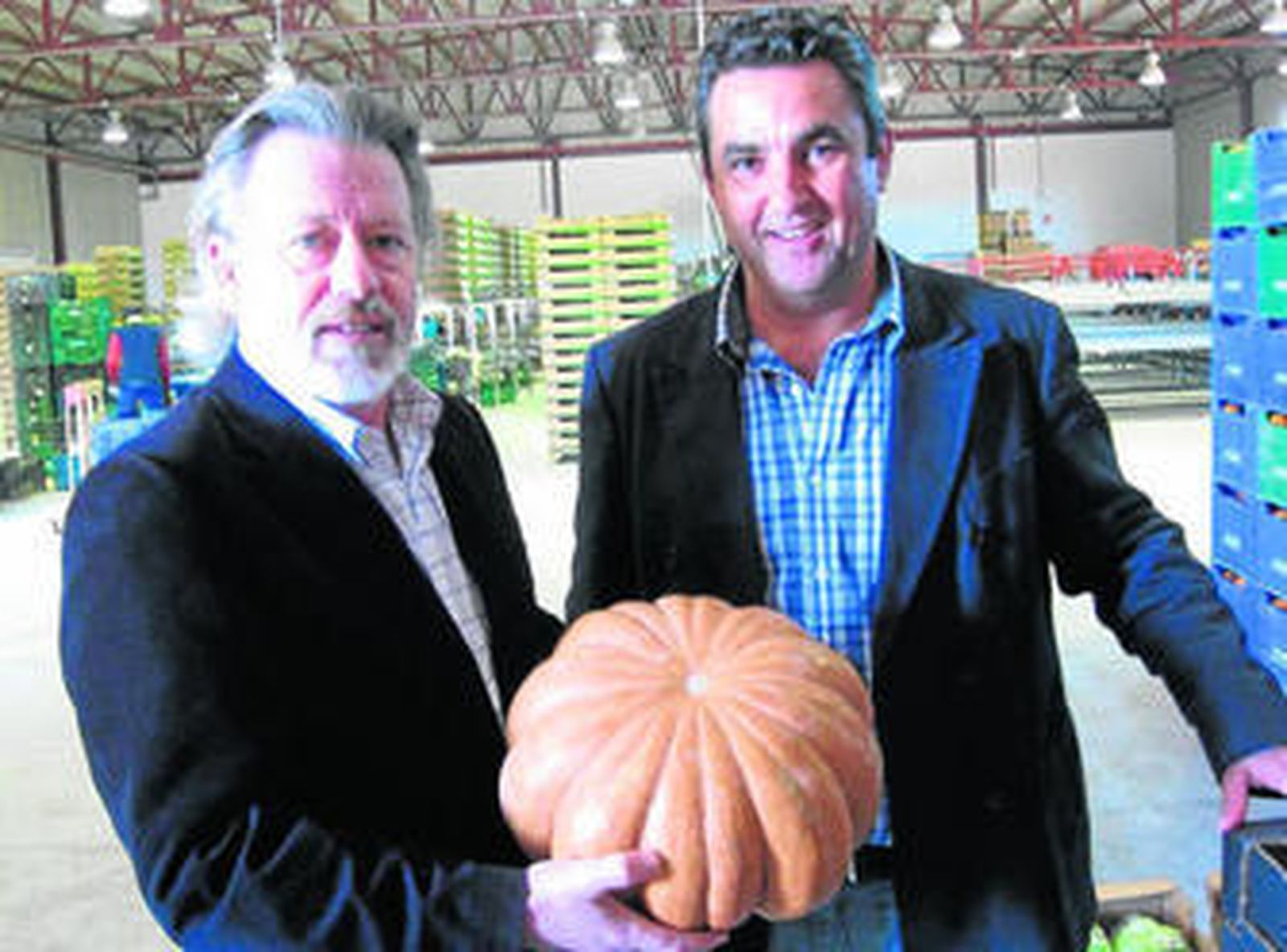 Juan Deus visitó ayer las instalaciones de Cuevas Bío junto a Baltasar Viudez