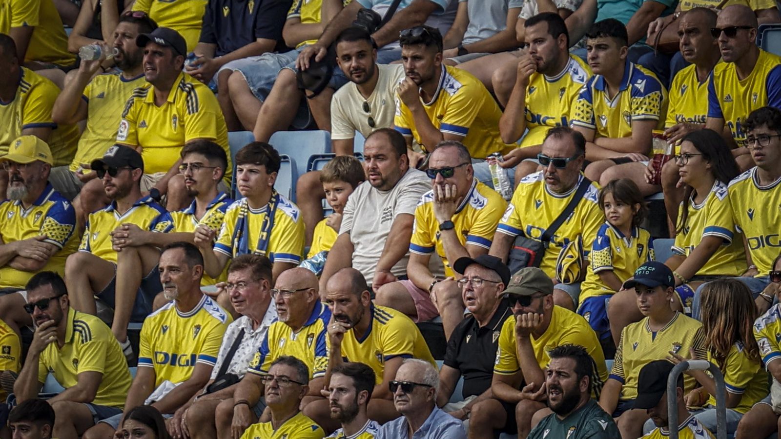 Búscate entre las fotos del partido de fútbol Cádiz CF - CD Tenerife de la Liga Hypermotion