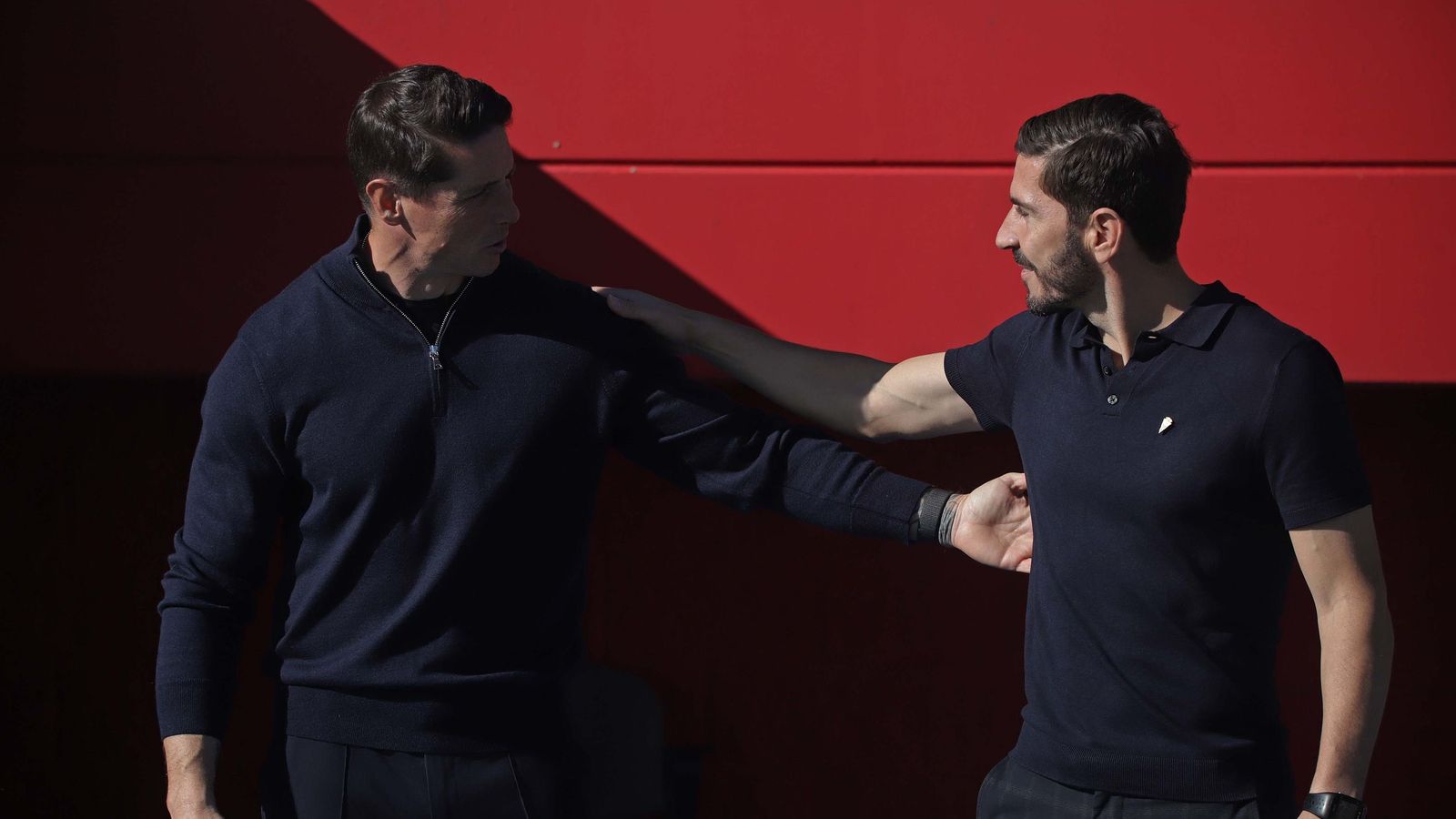 Javi Vázquez saluda a Fernando Torres.